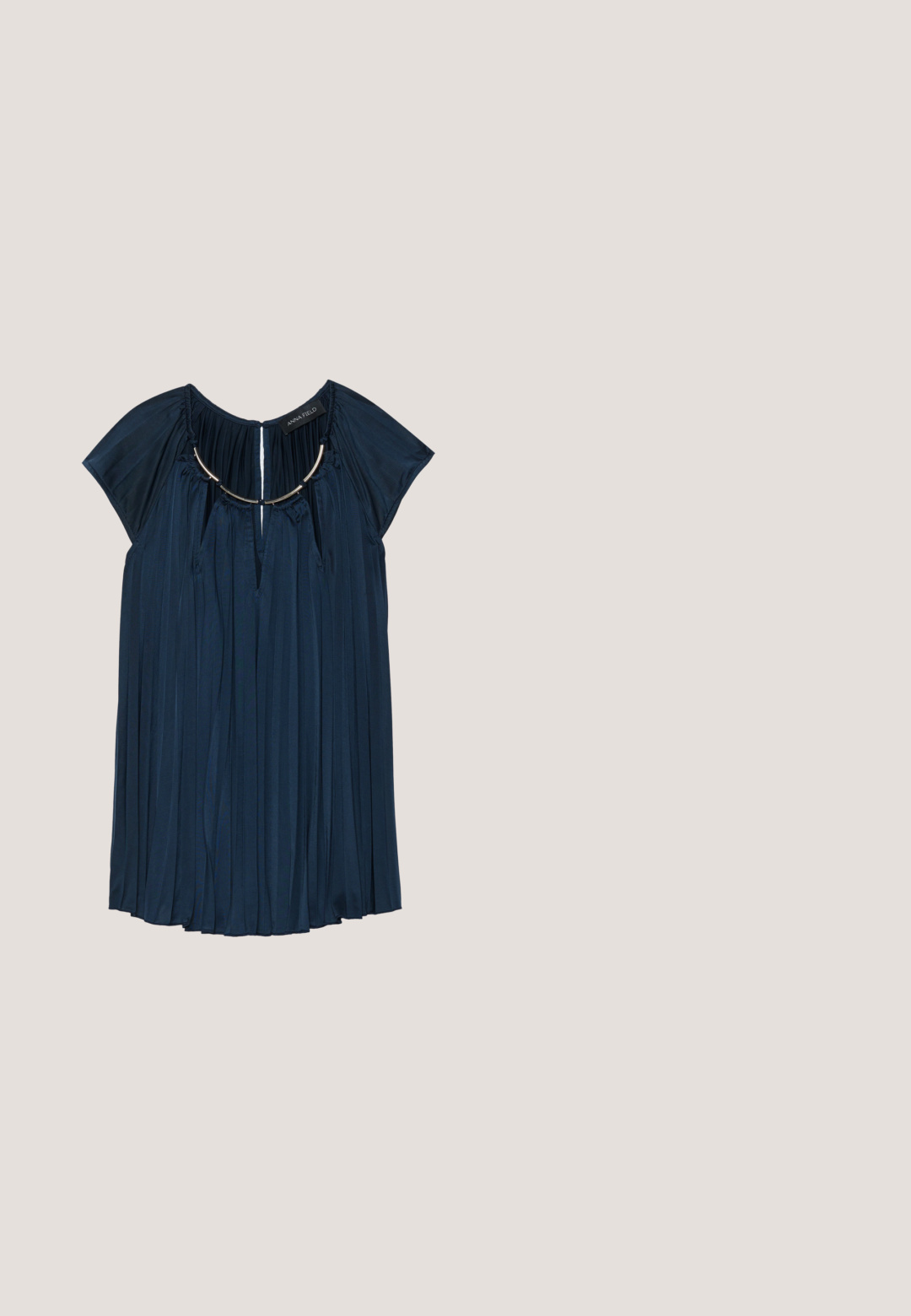 Marineblauw geplooid jurkje met korte mouwen, voorzien van een keyhole halslijn en metalen accent. Gemaakt van lichte stof met een gladde textuur.; Lange zwarte rok met een gelaagd ontwerp, versierd met een bloemenpatroon van roze rozen en groene bladeren, gemaakt van lichtgewicht stof. Rekbare tailleband.; Zwarte hoge hakken sandalen met een vierkante neus, dunne verstelbare banden en een chunky blokhak. Gladde leren textuur met minimale details.; Zwarte cat-eye zonnebril met een matte afwerking, voorzien van grijs getinte glazen, scherpe hoeken en slanke zijarmen. Merkennaam zichtbaar op de binnenarm.; Zwarte clutch tas gemaakt van suede met een textuurafwerking, voorzien van een gouden schouderband en een strakke, hoekige vorm.; sweet deluxe DELILAH - Oorbellen - gold-coloured