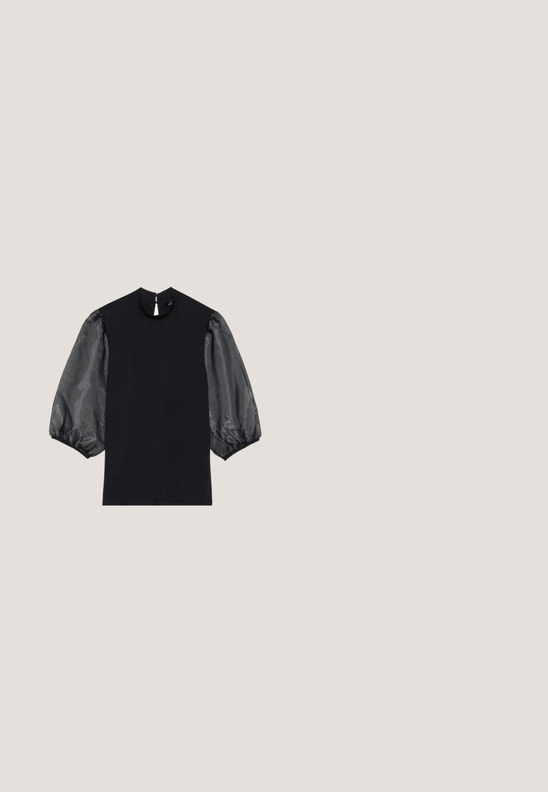 Haut noir avec des manches courtes et bouffantes en tissu transparent à motif subtil, décolleté rond et fermeture en goutte d'eau au dos.; Jean en denim noir avec une coupe droite, cinq poches, matériel en cuivre et texture lisse. Deux étiquettes visibles sur la taille.; Mule noire à bout pointu avec un talon fin, posée sur une surface matelassée argentée brillante et métallique.; Lunettes de soleil noires avec des montures ovales, des verres teintés foncés et "vogue" imprimé en blanc sur les branches extérieures. Matériau en plastique lisse.; Sac à main en cuir noir de forme triangulaire, avec un rabat incliné et une poignée supérieure arrondie. Il présente une texture lisse et des détails de design minimalistes.; Ceinture en cuir noir avec une texture lisse, dotée d'une boucle en métal argenté et d'une extrémité effilée. Design simple et classique.