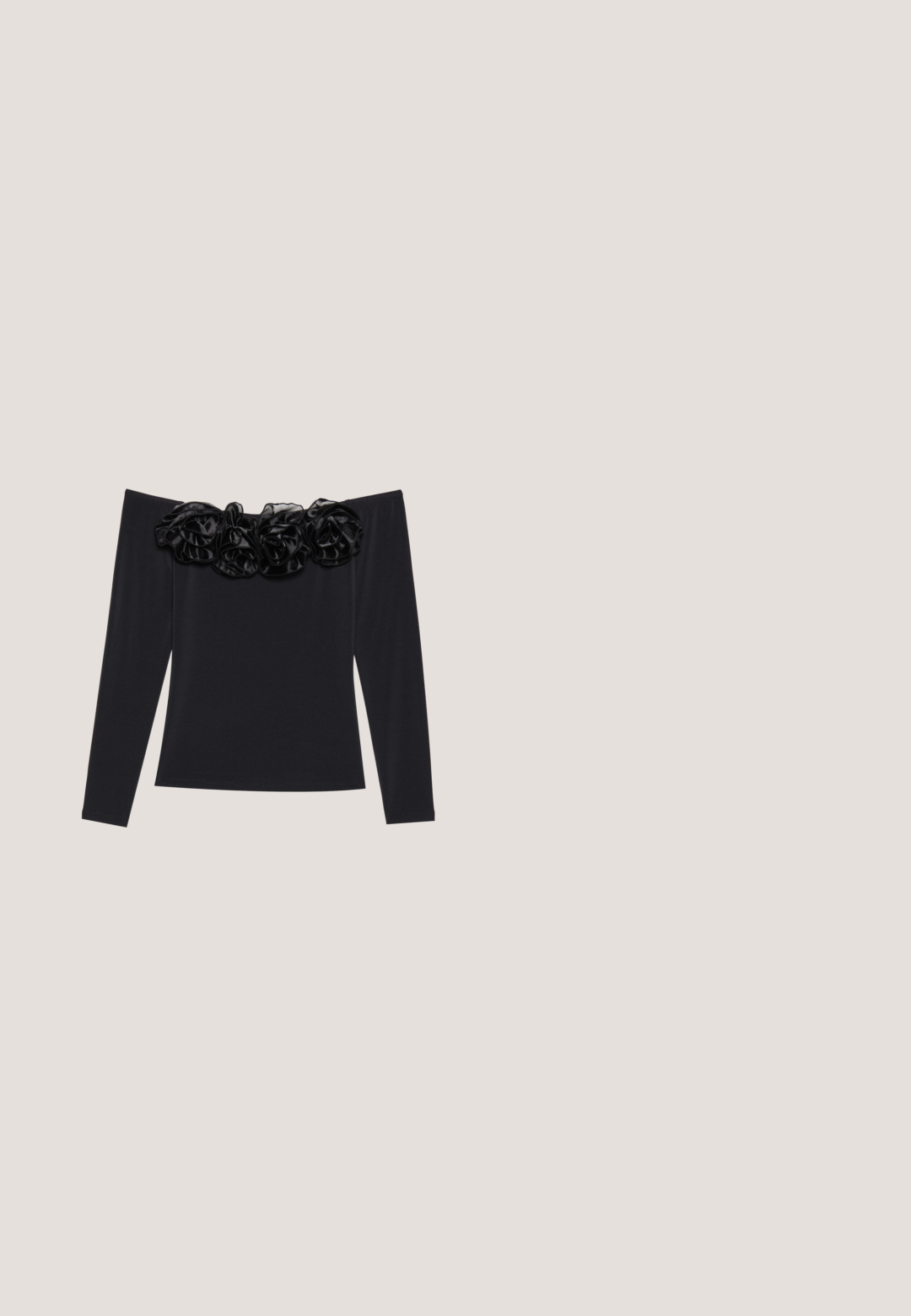 Sort off-shoulder top med lange ærmer, der har en tekstureret blomsterkant i sort velour langs halsudskæringen.; Sorte slim-fit jeans med nitter på forlommerne og klassisk femlomme-design.; Sorte lakerede Mary Jane-sko med rund tå, ankelrem, guldbeslag og lav blokhæl. Glat tekstur.; Lille sort blank håndtaske med to lange håndtag og snøre-detaljer i siden på en ensfarvet lys baggrund.; Sølvstjernede øreringe med en poleret, blank overflade. Hver ørering har fem spidser og subtile teksturdetaljer på overfladen.; Sorte faux læder bælte med sølvfarvede nitter i et bølget mønster, med en sølvmetal spænde og en struktureret finish.