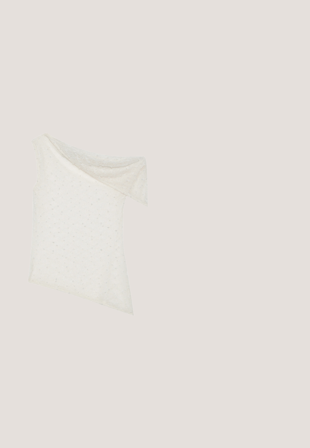 Top hors épaule en crème, fabriqué en tissu texturé avec de subtils motifs à pois, ourlet asymétrique et décolleté drapé.; Pantalons taille haute en gris clair, à jambes larges, fabriqués en tissu doux. Comprend deux plis avant, deux boutons de fermeture et une texture lisse.; Chaussure beige en cuir à bride arrière avec un bout pointu, un petit talon carré et un petit nœud à l'avant. Texture lisse et design minimaliste.; Lunettes de soleil carrées oversized couleur crème avec verres marron dégradés sur fond blanc.; Sac cabas en cuir beige avec double anse d'épaule et logo doré subtil sur le devant, posé sur un fond clair uni.; Collier chaîne en or avec des perles roses, vertes et blanches, deux petits charms floraux dorés et un pendentif libellule orné de bijoux.