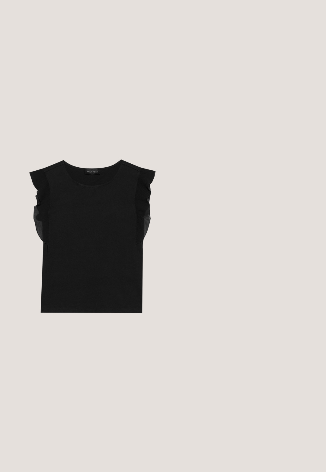 Sort top med korte, gennemsigtige volangærmer, rund halsudskæring og et blødt, glat stof. Simpelt design uden yderligere mønstre eller detaljer.; Sorte bukser med vide ben og høj talje, der har to forreste knapper og en glat tekstur. Lige snit med presninger foran.; Sorte Mary Jane-sko i læder med spids tå, lille blokhæl og justerbar rem med sølvspænde. Glat, blank tekstur.; Sort rektangulær skuldertaske med en enkelt justerbar rem og lynlås i toppen på en ensfarvet baggrund.; Sølv hoop ørestik med en poleret overflade, prydet med små guld accenter og en rund form, båret på øreflippen.; Sort læderbælte med en gylden rektangulær spænde. Bæltet har en glat overflade og en subtil syning langs kanterne.