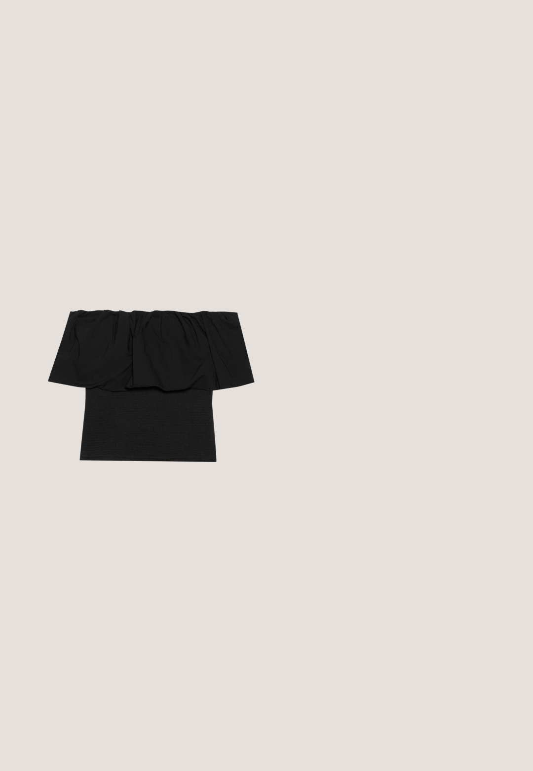 Sort off-shoulder top med foldet stof ved halsudskæringen, en tætsiddende tekstur ved kroppen og korte ærmer. Blødt, glat materiale.; Sort knælang nederdel med en foran slids, lavet af glat stof. Har et tyndt sort bælte med en sølvfarvet spænde og bæltestropper.; Sort remsandale med firkantet tå og en lav blokeret hæl. Har flere tynde stropper og en justerbar ankelrem. Fremstillet af glat læder.; Lille sort blank håndtaske med to lange håndtag og snøre-detaljer i siden på en ensfarvet lys baggrund.; Sølv hoop ørestik med en poleret overflade, prydet med små guld accenter og en rund form, båret på øreflippen.; Sort læderbælte med en rund sølvspænde, glat overflade og et enkelt design. Remmen er justerbar med en spidse ende.