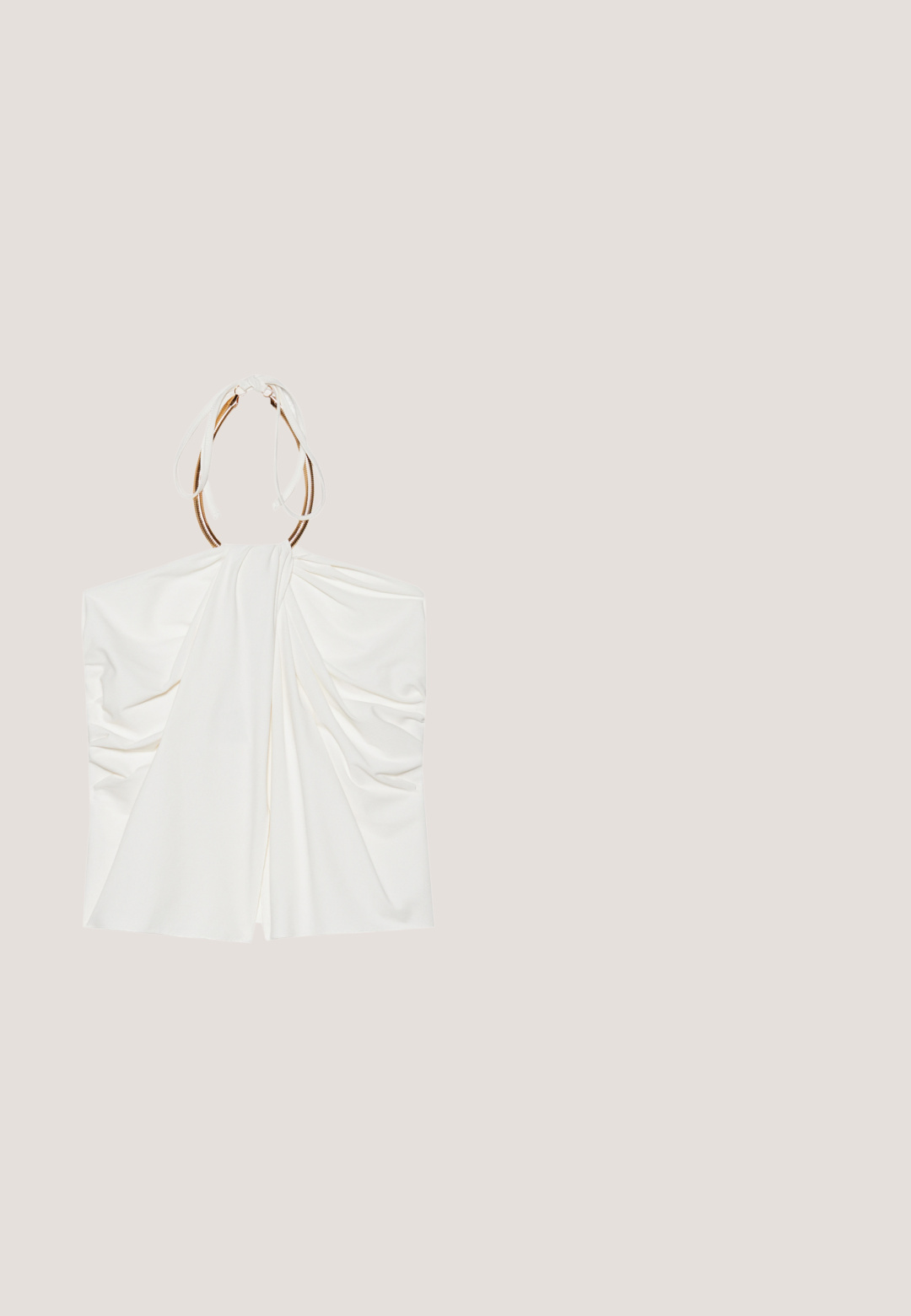 Witte mouwloze top met gedrapeerde stof, een cinched halternek en details van goudkleurig metaal. Zachte textuur en een lichte, vloeiende uitstraling.; Witte shorts met een op maat gemaakte uitstraling, vlakke voorkant, twee zijzakken en een nette zoom. Gemaakt van een soepel materiaal zonder zichtbare patronen.; Witte hakken sandaal met een puntige neus, verstelbaar enkelbandje en een stevige vierkante hak. Gladde textuur met minimale stiksels.; Witte plastic kattenoog zonnebril met een gradiënt bruin glas, een reliëf logo detail aan de zijkant en een slank, hoekig ontwerp.; Witte zachte clutchtas met goudkleurige kettingriem versierd met heldere edelstenen, geplaatst tegen een effen lichtgrijze achtergrond.; Delicate dubbel gelaagde gouden ketting met gelijkmatig verdeelde kleine witte pareltjes op een eenvoudige lichte achtergrond.