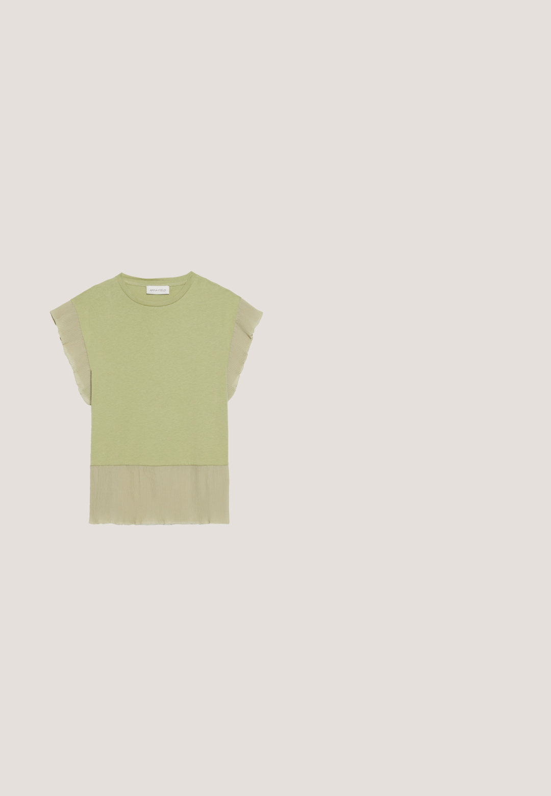 Lys grøn kortærmet top med en plisseret chiffon kant. Blødt bomuldsblandingsmateriale med rund halsudskæring og voluminøse ærmer.; Mørkegrønne træningsbukser lavet af skinnende materiale, med sidelister i lys grå og et broderet logo på venstre ben.; Dame sko med lav hæl og spids tå, med brun, beige og sort laklæder og en stor firkantet spænde-rem over toppen.; Rektangulære brilleskaller med mørke linser og slanke arme, placeret i en vinkel på en hvid overflade.; Sort læder skuldertaske med spænde på remmen, afrundede kanter og kontrasterende hvide syninger på en ensfarvet baggrund.; Par sølvøreringe i metal med åbent trådburdesign og glatte, centrale ovale former, der kaster buede skygger på en hvid baggrund.