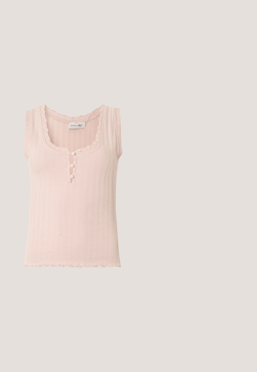 Mouwloze lichtroze geribbelde top met gegolfde kanten rand, ronde halslijn en drie met stof overtrokken knopen aan de voorzijde in het midden.; Zwarte rok met een elastische tailleband, voorzien van textuur met bloemenpatronen. De stof lijkt lichtgewicht en licht gekreukt.; Roze sandalen met hoge hakken, glanzende afwerking, open teen, gekruiste riempjes, enkelgesp en een stevige blokhak.; Kattenoog zonnebril met een zwart plastic montuur, goudaccenten in de hoeken en een gradient van donker naar lichtpaarse lenzen. Gladde textuur, lichtgewicht ontwerp.; Zwarte handtas van glad materiaal met dubbele handvaten en een verwisselbare schouderband. Voorzien van een flap aan de voorkant en een zijden sjaaltje met bloemenpatroon als accent.; Zwarte leren riem met een gouden metalen gesp, platte textuur en een enkele lus; heeft een gladde afwerking en een minimalistisch ontwerp.