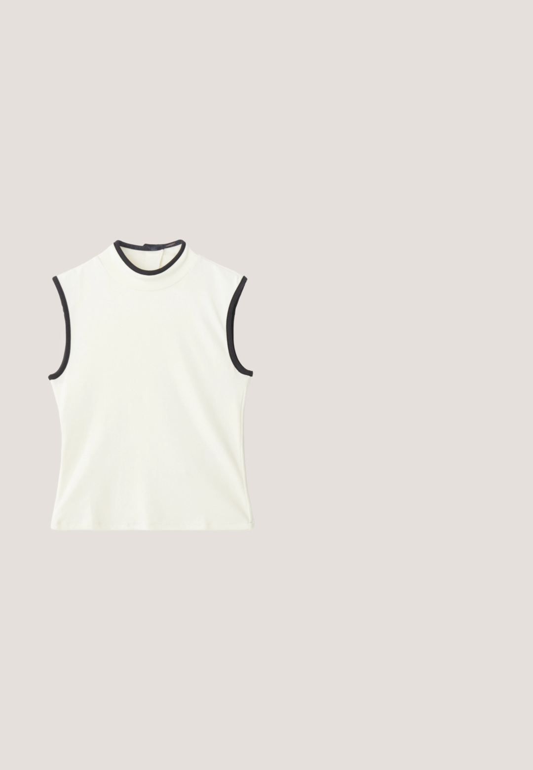 Haut sans manches en tissu blanc avec un col montant et un passepoil noir autour de l'encolure et des emmanchures. Texture lisse et design ajusté.; Pantalon jogger en denim bleu foncé avec taille élastique et cordon, comportant deux poches plaquées à l’avant.; Chaussure beige pour femme à talon bas, bout arrondi et talon bloc, finition lisse, présentée sur un fond clair uni.; Lunettes de soleil œil de chat en écaille de tortue avec des verres dégradés marron et des ornements en cristal sur les branches et aux coins avant.; Pochette souple blanche avec bandoulière chaîne dorée ornée de pierres précieuses transparentes, sur fond gris clair uni.; Collier en argent avec des pierres précieuses carrées transparentes espacées uniformément, entourées de petites pierres scintillantes et un fermoir chaîne ajustable.