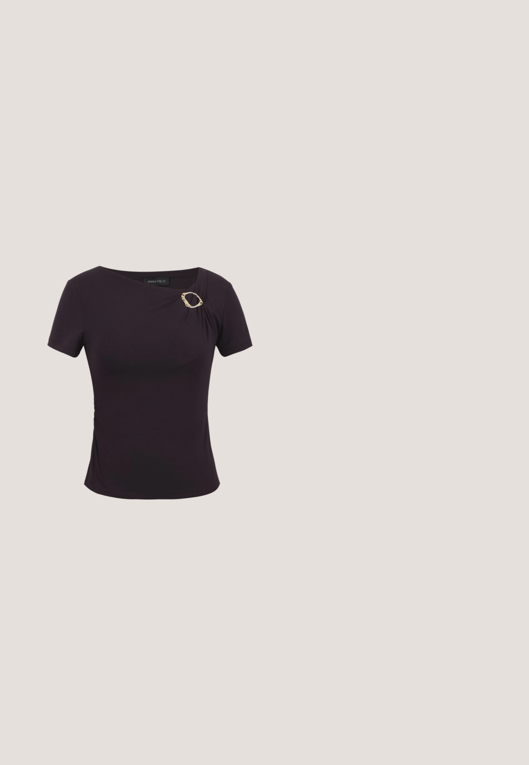 Haut ajusté à manches courtes de couleur violet foncé avec un col asymétrique et une boucle ovale décorative en or sur l'épaule gauche.; Jupe midi droite de couleur bordeaux foncé unie, en tissu lisse sans motifs ni ornements visibles.; Mule en satin marron à bout ouvert avec un talon fin de hauteur moyenne et une conception à enfiler sur fond blanc uni.; Petit sac à main en cuir marron avec rabat avant incurvé et poignée tressée texturée nouée à chaque extrémité avec des ferrures dorées.; Paire de boucles d'oreilles en métal doré brillant, de forme irrégulière, avec une surface froissée et lisse sur un fond clair uni.; Ceinture en cuir brun foncé enroulée avec une boucle rectangulaire arrondie dorée et brillante sur un fond uni clair.