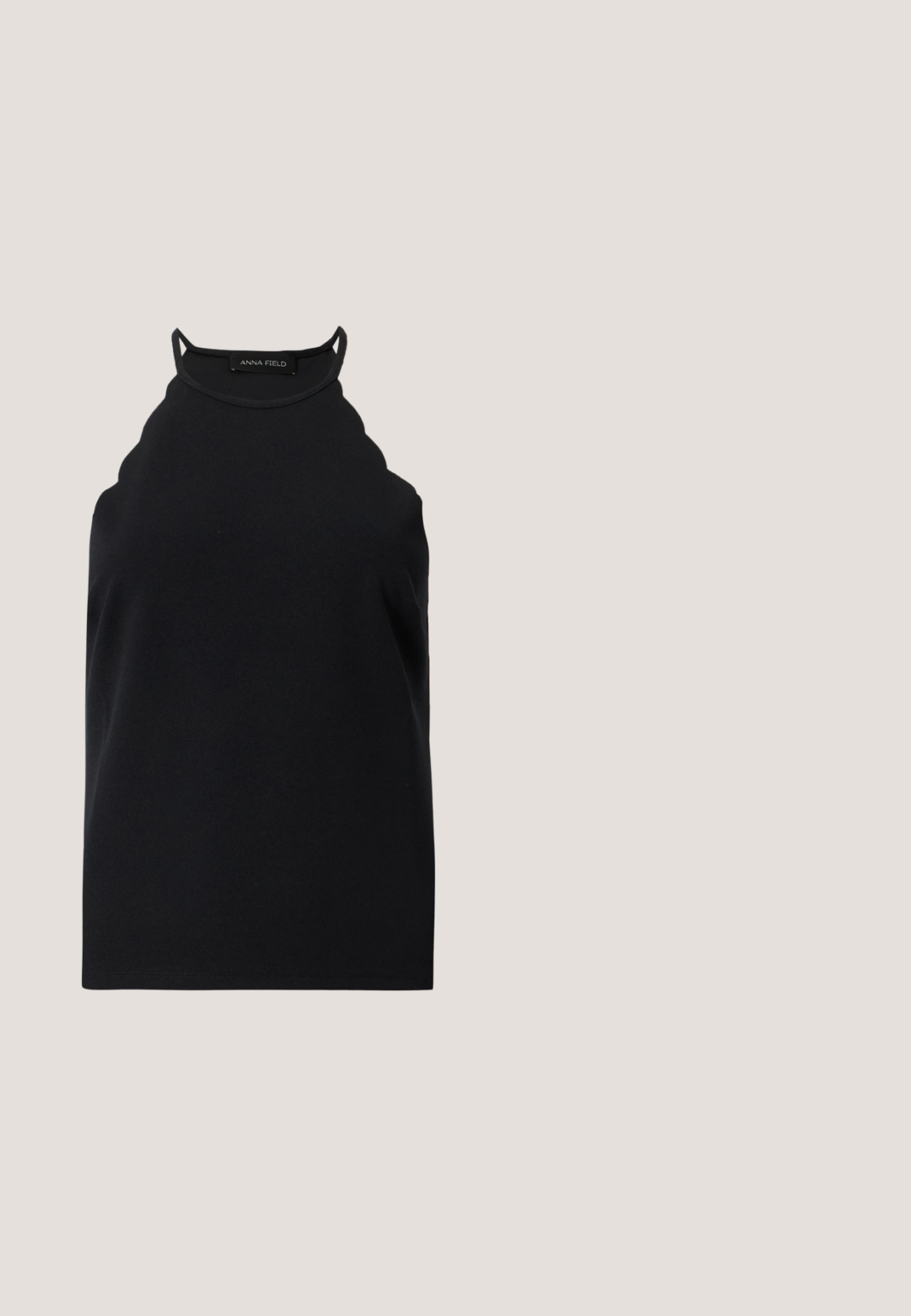 Top noir sans manches à col halter avec bords festonnés et fines bretelles, présenté sur un fond clair uni.; Pantalon noir taille haute à jambes larges avec passants pour ceinture et fermeture éclair frontale, présenté sur un fond blanc.; Chaussure plate slingback en cuir noir avec un orteil carré, dotée d'un fini verni brillant et de sangles ajustables pour un maintien sécurisé.; Sac à épaule en cuir noir avec une bandoulière unique et un petit détail de boucle dorée à l'avant, sur un fond clair uni.; Boucle d'oreille en argent avec une finition polie, présentant de petits détails en or et de forme ronde, portée sur le lobe.; Ceinture en cuir noir enroulée avec une boucle rectangulaire dorée et deux passants assortis en or sur un fond clair.