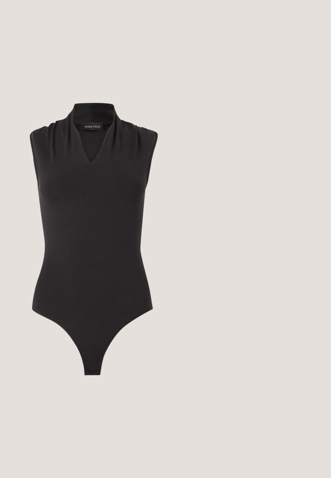 Ærmeløs sort bodysuit med V-udskæring og rynket skulderdetalje, mærket "Anna Field," på en hvid baggrund.; Sorte brede bukser lavet af denimstof, med frontlommer, knaplukning og en glat tekstur med en ren finish.; Sorte laklæder slingback hæle med spidse tæer og en blank finish. Har en slank hæl og en rund detalje ved vampen.; Sorte ovale solbriller med tynde arme og rødtonede linser, der ligger på en hvid overflade.; Sort læderhåndtaske med rektangulær form, der har et enkelt struktureret håndtag, sølvhardware og lynlås-lukning. Glat tekstur.; Par af skinnende gyldne dobbelt loop øreringe med stift-lukning på hvid baggrund.