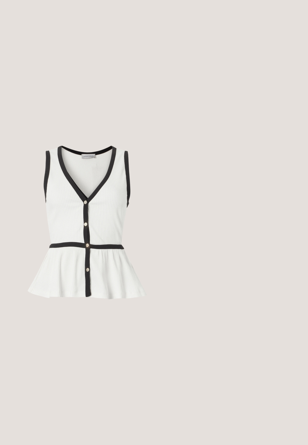 Haut blanc sans manches en maille côtelée avec bordure noire, col en V, boutons devant et ourlet à basque.; Pantalons larges noirs en mélange de coton, avec des plis en façade, deux boutons à la taille et une texture lisse.; Sandale compensée noire avec bout ouvert et brides croisées, avec un petit détail décoratif doré sur la bride supérieure sur un fond uni.; Lunettes de soleil rectangulaires noires Michael Kors avec des verres foncés et des accents dorés sur les charnières, présentées sur un fond blanc.; Sac fourre-tout noir avec double anses, bandoulière amovible et poche avant à rabat avec le logo "Anna Field" en lettres dorées.; Boucles d'oreilles créoles en or avec clous en forme d'étoile, accents floraux et pendants de perles. Métal texturé avec détails complexes et ornements de perles transparentes.