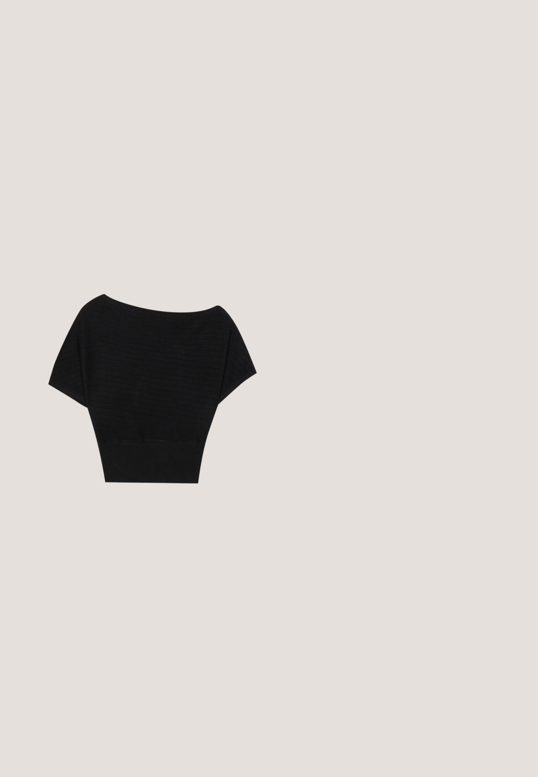 Anna Field T-shirts print - black; Sorte højtaljede skræddersyede shorts med et stofbælte bundet foran og opbukket kant.; Next FOREVER COMFORT CLOSED TOE SLINGBACK - Pumps m/ kilehæl - black; Store sorte solbriller med firkantet stel og mørke linser, tynde guldmetalstel, vinklet visning, der viser mærkenavnet på linsen.; Sort læder crossbody taske med justerbar rem og fletdetalje på rundet klaplukning, lille gulddetalje med lås.; Sølv kæderekæde med flere små runde vedhæng og en Y-formet dråbesektion, med justerbar lukning og forlængerkæde.