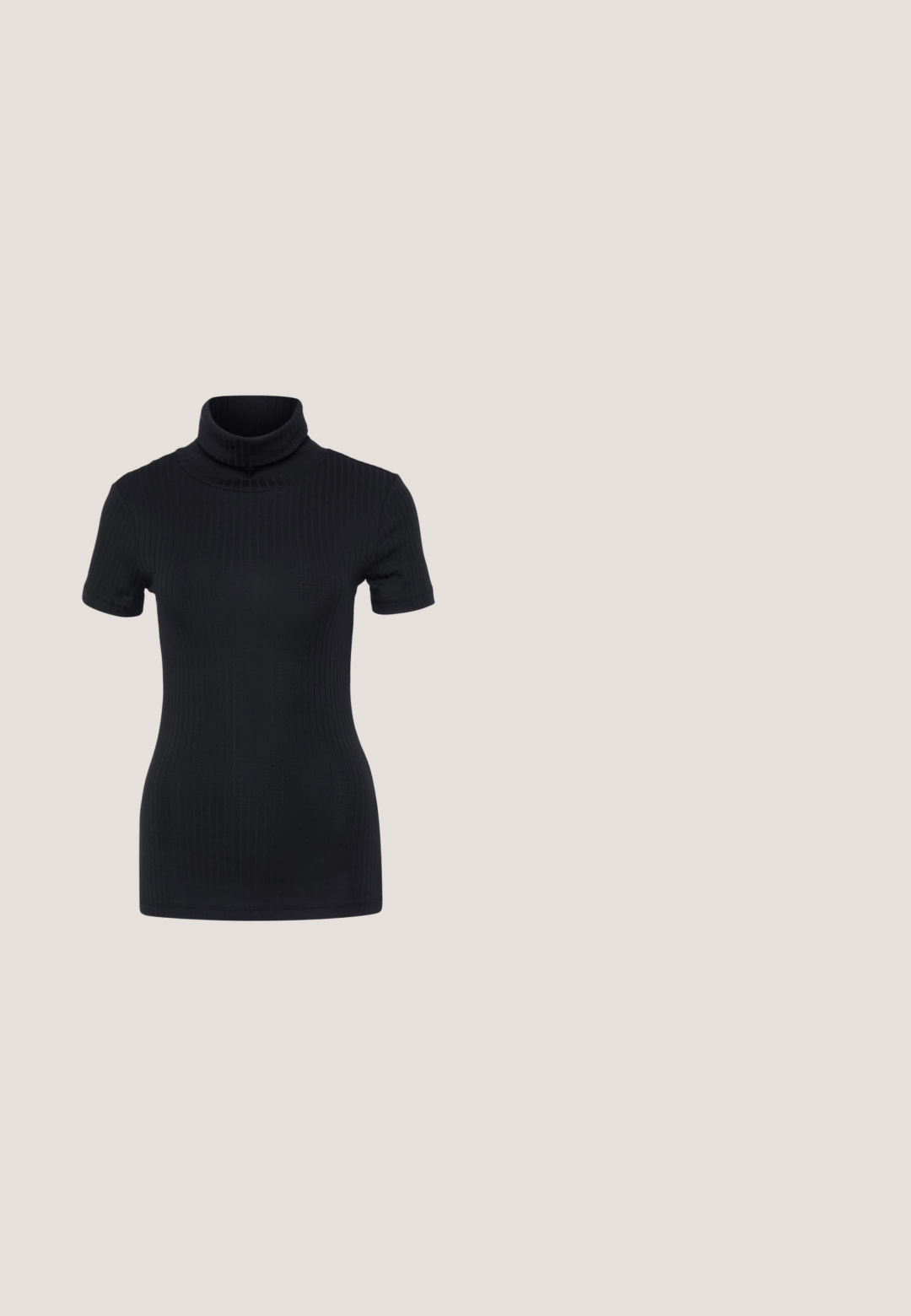 Top de cuello alto negro con acanalado, de manga corta, diseño ajustado, textura suave, costuras mínimas y un cuello alto.; NIKKIE PINTUCK PANTS - Pantalones - latte; Botín negro de tobillo hecho de material brillante, con punta cuadrada y tacón cónico, contra un fondo plateado brillante con almohadillado.; Gafas de sol negras en forma de ojo de gato con lentes gris oscuro, marco de plástico elegante, esquinas puntiagudas y patillas rectas. Sin herrajes ni acentos visibles.; Pendientes de aro retorcidos en oro con una superficie lisa, que cuentan con un respaldo transparente y herrajes en tono dorado.; Cinturón de cuero negro con un diseño plano y extremo redondeado. Presenta una hebilla cuadrada en tono dorado y una textura suave.