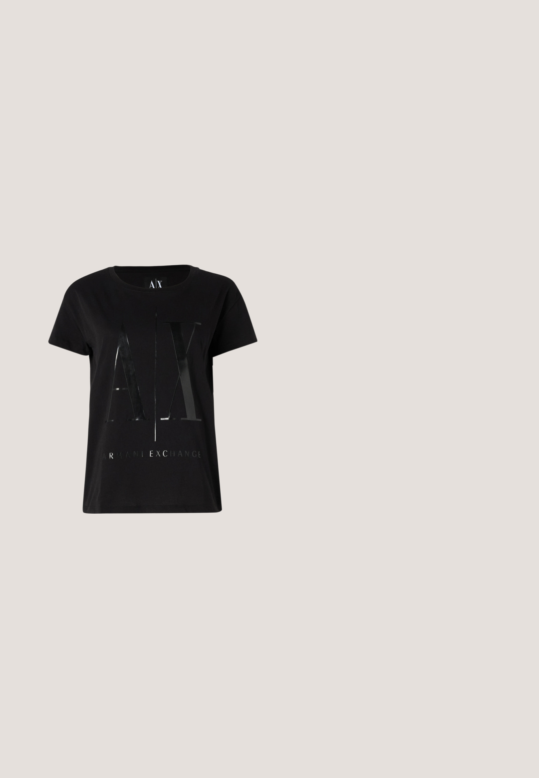 Sort bomulds t-shirt med korte ærmer, der har et glansfuldt, stort "AX" logo og teksten "ARMANI EXCHANGE" i midten.; Sort A-line nederdel med en glat tekstur, udstyret med en talje og en plisseret design for fri bevægelse. Ingen synlige detaljer eller mønstre.; Sort læder slingback-sko med spids tå, der har en blank accent på tåhætten og en mellemhøj hæl. Åben sidesektion.; Solbriller med firkantede stel i skildpaddemønster, mørketonede glas og diskrete gulddetaljer på stængerne.; Sølvfarvede øreringe med klare, funklende sten i forskellige former, herunder runde og marquise, arrangeret i et blomsterdesign.; Sort quilted håndtaske med et chevronmønster, sølvfarvet kædestrop og et mærke med "ARMANI EXCHANGE" på fronten.