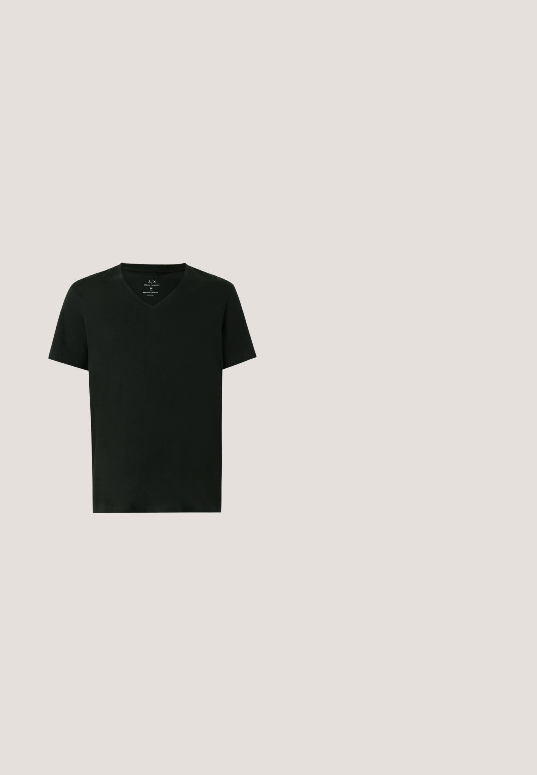 Sort Armani Exchange herre t-shirt i bomuld med korte ærmer og V-hals, størrelse medium, vist fladt på hvid baggrund.; Sorte skræddersyede bukser med bæltestropper og en forreste presning, vist mod en lys grå baggrund.; Sorte lædersko med en glat overflade, rund tå, seks snørrehuller og en lav stablet hæl. Enkel, klassisk design.; Hvidt stofserviet med en tekstureret overflade, der har en marineblå bølget kant i bunden for kontrast og designdetalje.; Sort læder crossover taske med firkantet form, lynlåslukning og justerbar rem. Har det præget brandlogo på forsiden.; Sort læderbælte med en skinnende sølvmetalkynd. Kynden har et dobbelt tandsdesign. Glat tekstur med en poleret finish.
