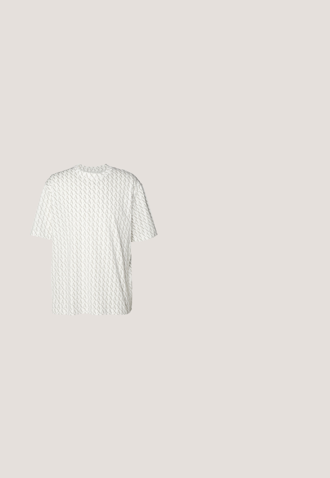 Witte t-shirt met een herhalend grijs "A" patroon, korte mouwen, een ronde halslijn en een relaxte pasvorm. Gemaakt van zachte stof.; Zwarte katoenbroeken met een recht model, voorzien van een knoopsluiting, twee voorzakken en een gladde textuur. Geen patronen of accenten.; Zwarte leren veterschoen zwevend boven een beige tapijt, met een ronde oranje tafel op de achtergrond.; Zwarte vierkante zonnebril met donkere lenzen, featuring gouden accenten op de armen en een gladde kunststof textuur.; Grijze stropdas met een geometrisch patroon. Gemaakt van gladde stof. Heeft een puntige punt en een effen kleurbasis met een subtiele textuur.; Zwarte leren riem met een zilveren gesp, vlak ontwerp, gladde textuur en contrasterende stiksels langs de rand.