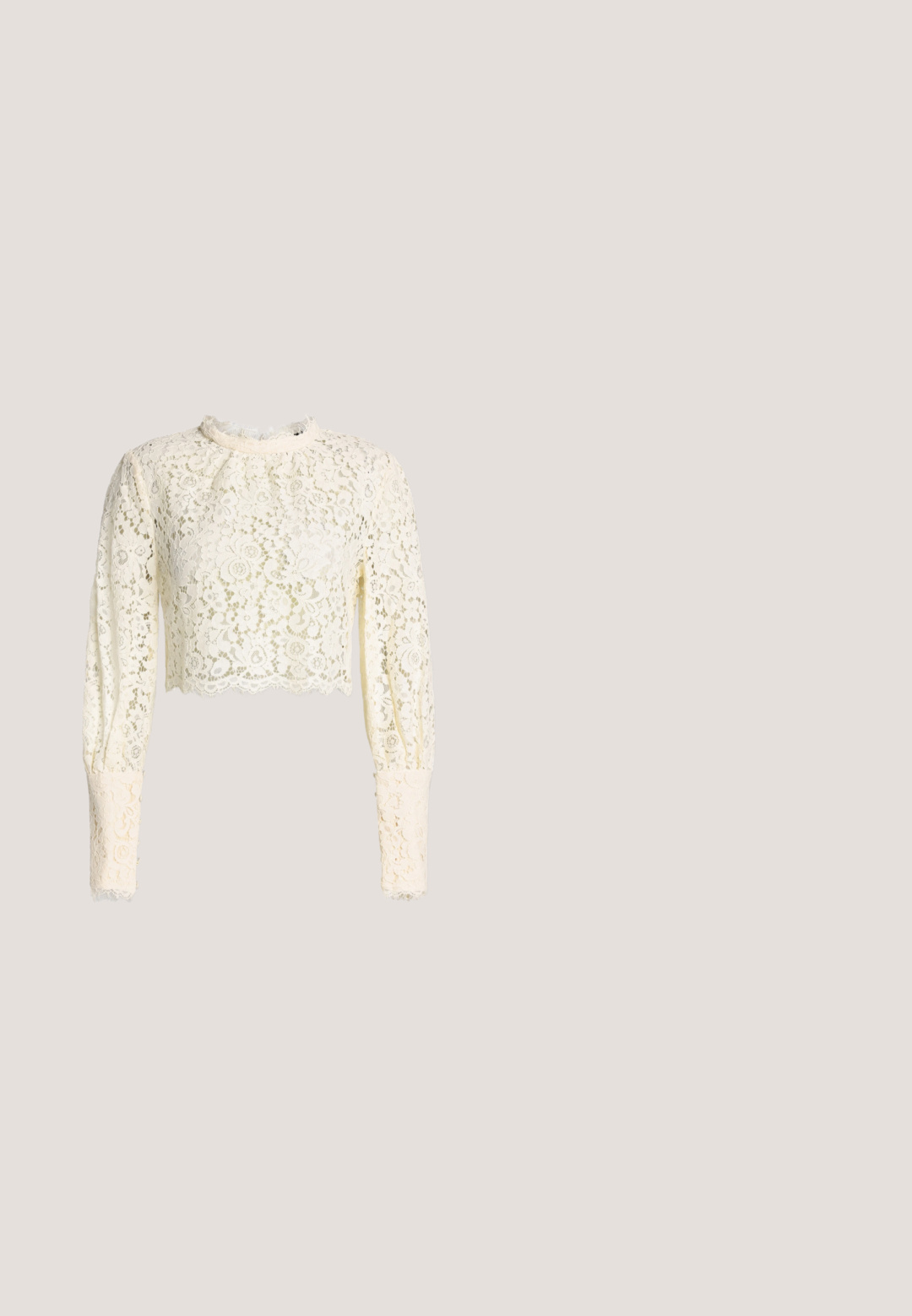 Top corto de encaje crema de manga larga con patrón floral, cuello alto y puños con botones sobre un fondo liso.; Jeans de mezclilla en azul claro con un acabado desgastado, diseño de pierna recta, dos bolsillos frontales y cierre de dos botones en la cintura.; ALDO CRERIDE PILLOW WALK - Sandalias - gold; Gafas de sol con forma de ojo de gato en carey, con lentes marrones degradadas y un emblema decorativo dorado en las varillas.; Bolso de mano de cuero color crema con relieve de patrones florales y geométricos, cadena dorada, lazo blanco, asas superiores y correa de hombro desmontable.; Collar de oro con grandes gemas rectangulares de color champán, colocadas en un lazo continuo.