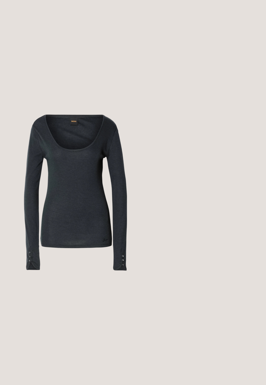 Camisa de manga larga negra con escote redondeado y diseño ajustado. Presenta detalles de botones en los puños y un sutil logo en el dobladillo.; Jeans de pierna ancha hechos de denim azul oscuro. Presentan una cintura alta, cierre de botón y un diseño clásico de cinco bolsillos con un ligero desgaste.; Botín de cuero negro con un diseño estructurado y solapa doblada, punta afilada y tacón delgado. Textura lisa con detalles mínimos.; Bolso de mano de cuero azul oscuro con asas largas y delgadas, detalles de hebillas doradas en los lados y cierre de cremallera en la parte superior sobre un fondo liso y claro.; Pendiente de aro de plata con un acabado pulido, que presenta pequeños detalles en dorado y una forma redonda, llevado en el lóbulo.; Cinturón de cuero negro con hebilla rectangular plateada, enrollado y descansando sobre una superficie blanca.