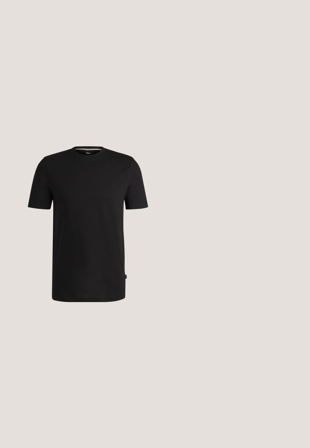 Camiseta corta negra de algodón suave con cuello redondo. Presenta una sutil etiqueta de la marca en el lado izquierdo cerca del dobladillo.; Pantalones negros de corte ajustado, hechos de una tela suave. Presentan un diseño de frente plano, pasadores para cinturón y pliegues nítidos a lo largo de las piernas. No tienen bolsillos visibles.; Zapato de vestir de cuero negro con cordones flotando sobre una alfombra beige, mesa redonda naranja al fondo.; BOSS Gafas de sol - black; Maletín de cuero negro con textura, con asas superiores y correa de hombro desmontable, mostrando un pequeño logo frontal sobre un fondo gris neutro.; Cinturón de cuero negro con acabado liso, con una hebilla metálica plateada rectangular y múltiples agujeros para ajuste.