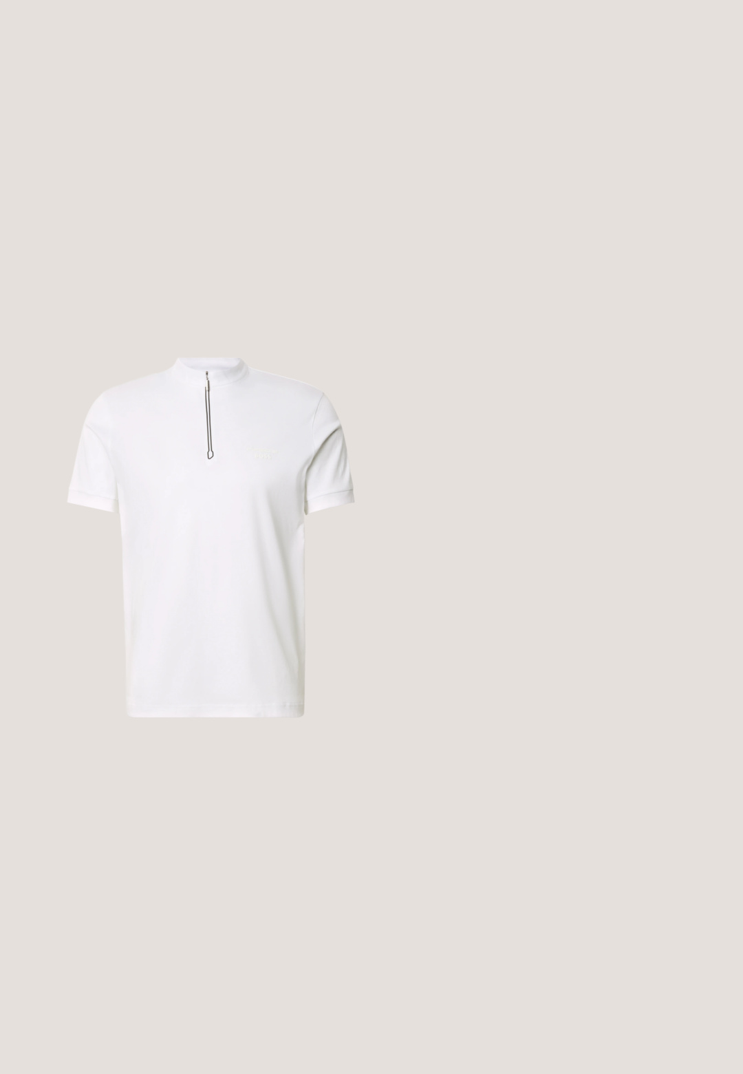 Weißes Poloshirt mit kurzen Ärmeln, hohem Kragen und vorderem Reißverschluss, schlichtes Design, auf hellem, flachem Hintergrund präsentiert.; Braune Hose mit taillierter Passform, flachem Frontdesign und zwei seitlichen Taschen. Hergestellt aus einem glatten Stoff mit sauberem Finish und ohne sichtbare Muster.; Wildlederloafers in Hellgrau mit einer genähten Zehenpartie, einer kontrastierenden beigen Sohle und einer runden Form für einen bequemen Tragekomfort.; Schwarze Sonnenbrille mit runder Form, mattem Finish und dunklen Gläsern. Besitzt filigrane Details im oberen Rahmen und goldene Markenkennzeichnung an der Seite.; Schwarze Leder-Crossbody-Tasche mit strukturierter Oberfläche, ausgestattet mit einer vorderen Reißverschlusstasche, verstellbarem Riemen und metallenen Hardware-Details.; Schwarzer Ledergürtel mit einer rechteckigen silbernen Schnalle, verfügt über dezente Markenkennzeichnung und eine glatte Textur. Die Enden laufen zu einer abgerundeten Form zu.