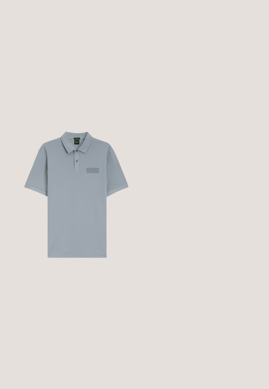 Lysegrå kortærmet poloshirt med to knapper, ribkantet krave og en lille rektangulær BOSS-logo lap på venstre bryst.; Grå bukser med tynde striber, skræddersyet pasform, flad front og sidelommer. Fremstillet af et glat stof med en subtil glans.; Sorte lædersko med en glat overflade, rund tå og fem huller til snøring samt diskrete syninger som detaljer.; Gråt slips med små hvide prikker og vandrette linjemønstre, vist fladt på en hvid baggrund.; Sort læder crossbody taske med en tekstureret overflade, lynlåslomme foran og en justerbar stofrem. Enkel firkantet design.; Marineblåt flettet læderbælte med en sølvfarvet, rektangulær spænde indgraveret med "BOSS", vist oprullet mod en hvid baggrund.