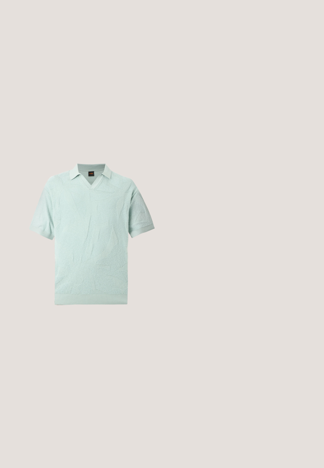 Polo bleu clair à manches courtes avec motif abstrait texturé, poignets et ourlet côtelés, et petit col plié.; Pantalon de jogging vert foncé fuselé avec taille et poignets élastiques, motif à carreaux subtil, poches latérales zippées, et logo blanc "ea7" sur la cuisse.; Baskets beige discrètes à lacets sur le devant, avec le logo « Armani Exchange » sur le côté et une semelle blanche rembourrée avec la marque « A|X ».; Lunettes de soleil rectangulaires noires mates avec des branches métalliques fines et des verres teintés verts, posées sur une surface blanche.; Sac bandoulière rectangulaire gris foncé avec surface texturée, emblème logo argenté, fermeture zippée et sangle noire réglable avec boucle métallique.; Ceinture en cuir noir avec motif de texte « HUGO » embossé et boucle noire mate, présentée enroulée sur fond blanc.