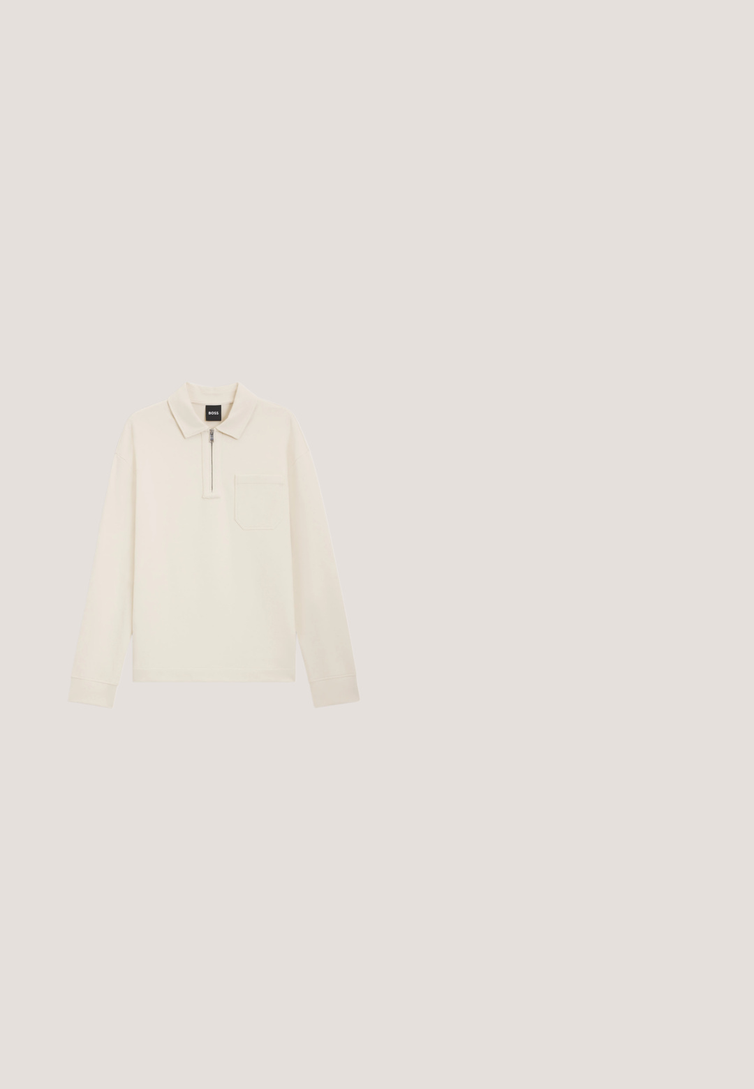 Polo à manches longues de couleur crème avec un col zippé, une poche poitrine et des poignets côtelés. Fabriqué dans un tissu doux, avec des lignes épurées et un design minimaliste.; Pantalons blancs à rayures avec une coupe ajustée, dotés d'une fermeture à bouton, de passants de ceinture et d'une texture lisse.; Baskets en cuir blanc avec une finition lisse, embouts ronds, lacets blancs et un design minimaliste. Portées avec un pantalon tapered marron clair.; Lunettes de soleil à monture en plastique beige transparent avec des verres carrés dégradés marron reposant sur une surface blanche.; Sac de sport en cuir marron avec deux poignées, une bandoulière noire réglable et un petit logo "BOSS" au centre à l'avant.; Ceinture en daim marron clair avec boucle métallique argentée, roulée et posée sur une surface blanche.