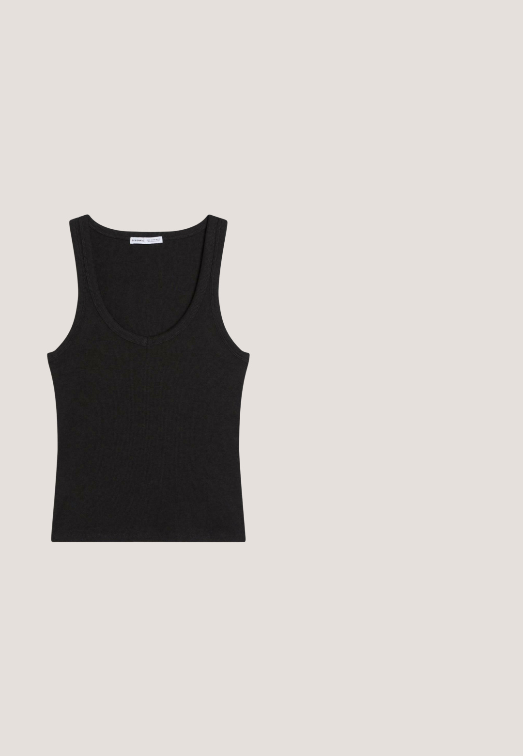 Débardeur noir côtelé sans manches avec une encolure dégagée, posé à plat sur un fond blanc.; Jean en denim bleu avec jambes larges et droites, poches avant, passants pour ceinture et fermeture à double bouton à la taille.; Sabots en caoutchouc noir avec des trous de ventilation, un talon surélevé, une sangle arrière et une semelle texturée. Fini lisse avec un design minimaliste.; Lunettes de soleil noires rectangulaires avec des verres foncés et des montures en mat épais. Les branches sont légèrement effilées avec une texture lisse.; Sac à main en cuir verni noir avec une forme incurvée, présentant des ferrures en argent, des boucles décoratives et une bandoulière courte. Étiquette bleue attachée.; Ceinture en cuir noir enroulée avec une boucle rectangulaire argentée brillante et deux passants sur fond blanc.