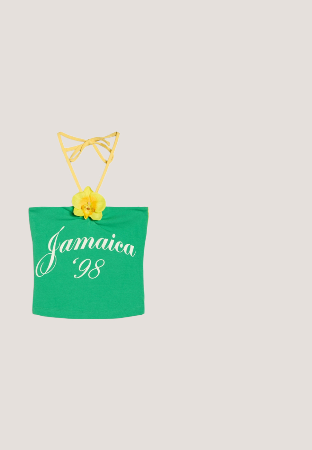 Grøn crop top med halterneck og gule stropper, en gul blomst i midten og hvid tekst "Jamaica '98" foran.; Grønne satin atletikbukser med en afslappet pasform, der har gule stribeaccenter og et broderet logo på venstre side. Elastisk talje.; Grøn sneaker med hvide tre striber, blomsterdetaljer, struktureret overdel og en pink hælflap. Gummiydersål for greb.; Grønne plastiks solbriller med en oval form, tykke stel og mørkegrønne linser. Har slanke, gennemsigtige arme med subtil branding.; Grøn mulepose med tekstureret, krøllet stof og brede håndtag, vist mod en ensfarvet lys baggrund.; Grøn stof scrunchie med plisseret design, cirkulær form og justerbare bånd til sikker fastgørelse. Glat tekstur, let materiale.