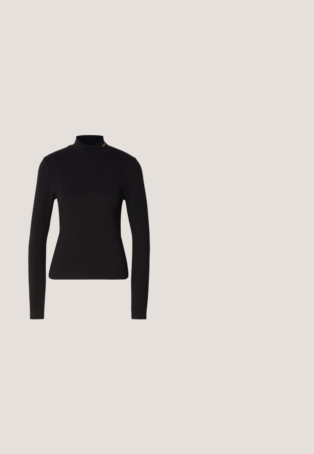 Zwarte langwerpige turtleneck top van gladde stof, met een nauwsluitende pasvorm en een klein logo accent nabij de halslijn.; Marine cargobroek gemaakt van een geweven materiaal, met twee zijzakken, een knoopsluiting en een rechte pijpdesign.; Zwarte leren enkelboot met een spitse neus, hoge stilettohak, opgevouwen manchet en een gouden decoratieve gespdetails op de enkel.; Donkerblauwe handtas met een gestructureerd ontwerp, voorzien van zilverkleurige studs, dubbele handvatten en een afneembare schouderband. Met een logo label bevestigd.; Een paar gladde goudkleurige middelgrote creooloorbellen met scharniersluitingen op een effen lichte achtergrond.; Gouden en zwarte riem met slangenprint en een gouden rechthoekige gesp, opgerold weergegeven op een effen witte achtergrond.