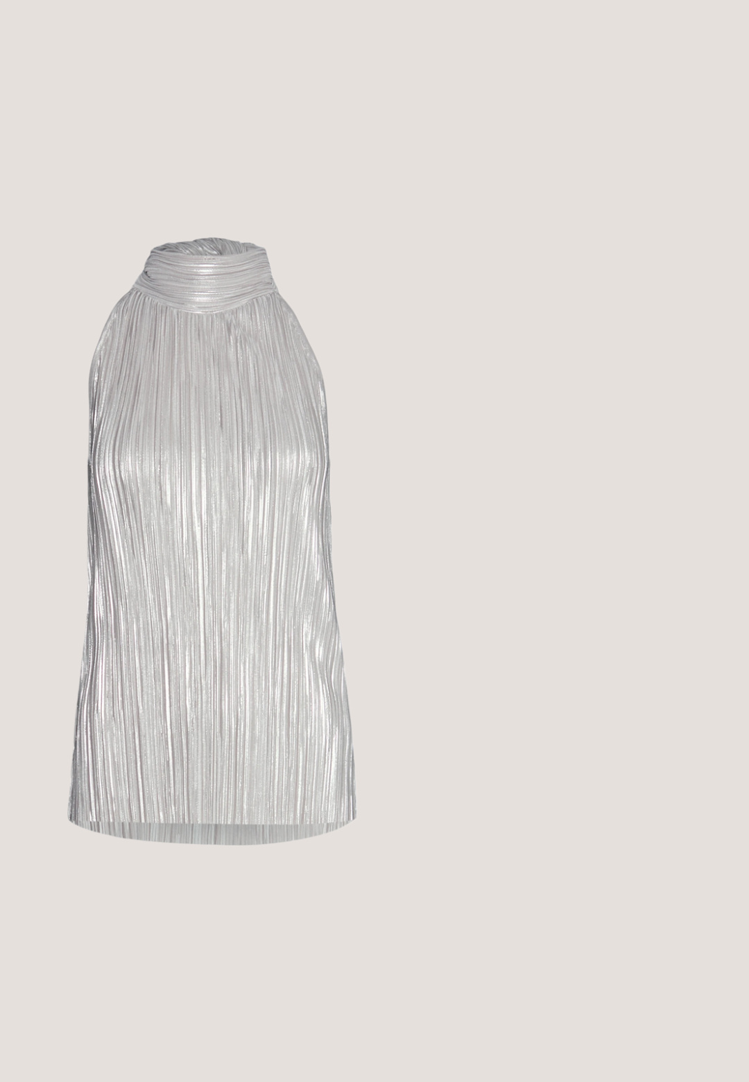 Zilveren geplooide haltertop met een hoge nek, gekenmerkt door verticale texturen en een vloeiende ontwerp, afgewerkt met een gladde, glanzende oppervlakte.; BLANCHE ELAYNE PANTS - Broek - black; Zwarte leren instappers met een spitse neus, gegatherde textuur en een kleine kittenhiel. Heeft een trekkoorddetail aan de opening.; Zwarte rechthoekige zonnebril met donkere lenzen. Heeft een soepel plastic montuur en "vogue"-branding op de pootjes.; Zwarte leren tas met een ronde handgreep, zilveren rits, witte bontafwerking en een lange crèmekleurige kwast aan de voorkant.; Zilveren hoop oorbellen hebben een glad, rond ontwerp met een dun profiel en een veilige sluiting. Minimalistische stijl met een gepolijste afwerking.