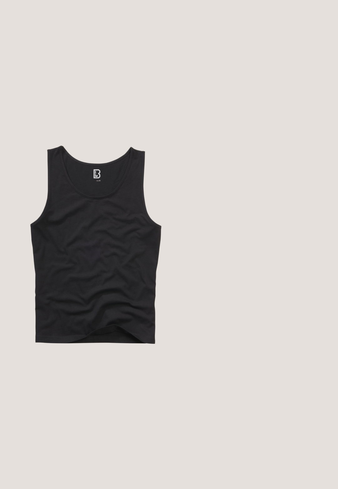 Schwarzes Tanktop aus glattem Stoff, mit einem runden Ausschnitt und Armöffnungen, in einem schlichten Design ohne sichtbare Muster oder Akzente.; Schwarz-weiße Shorts mit Muster, die ein strukturiertes Design, einen elastischen Bund und eine lockere Passform aufweisen. Auffällige Farbkontraste und Spritzerdetails.; Schwarze Marken-Slidesandale auf einem beigen, strukturierten Teppich mit einem runden bernsteinbraunen Tisch im Hintergrund.; Schwarze Sonnenbrille mit grauen Gläsern, quadratisches Rahmen-Design, gummierte Textur und Markenlogodetails an den Bügeln. Kompakt und leicht.; Schwarze Umhängetasche aus strukturiertem Material, mit einer vorderen Tasche und einem geprägten Design eines Gesichts, das Sonnenbrillen trägt. Verstellbarer Riemen inklusive.; Silberner, gedrehter Drahtarmband mit zylindrischem Verschluss, der mit "le gramme" auf einem weißen Hintergrund graviert ist.