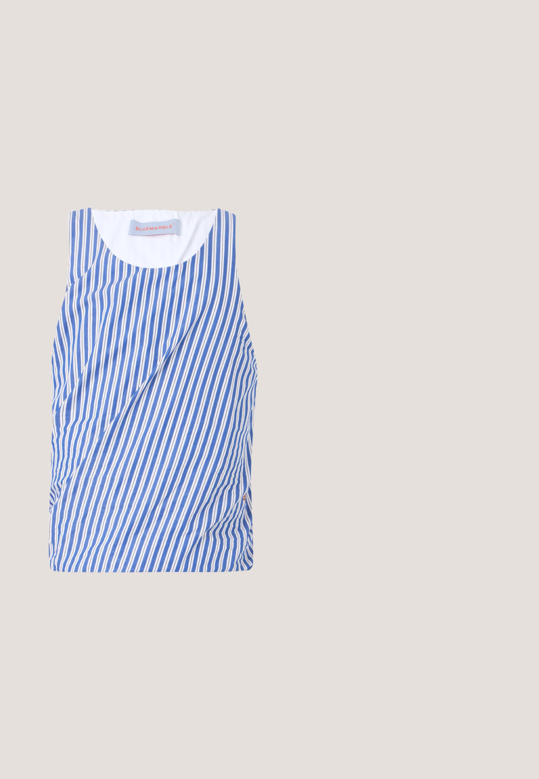 Blauw-witte gestreepte tanktop met een ronde halslijn en ruching aan de zijkanten. Gemaakt van lichtgewicht stof met een gladde textuur.; Linnen shorts in lichtbeige met een elastische tailleband, zijzakken en een rechte snit. Vlotte textuur met minimaal zichtbare stiksels.; Hereu PESCA - Sandalen - black; Vierkante aviator-zonnebril met heldere monturen, dunne bruine metalen pootjes en glazen met een verloop van paars naar lichtbruin.; Zwarte canvas tote bag met twee handvatten, een voorvak en "LES DEUX" in blauw geborduurd op het voorvak.; Ketting met afwisselend zwarte en meerkleurige kralen, met kleine zilveren ringen en een rechthoekige doorzichtige kraalhanger.