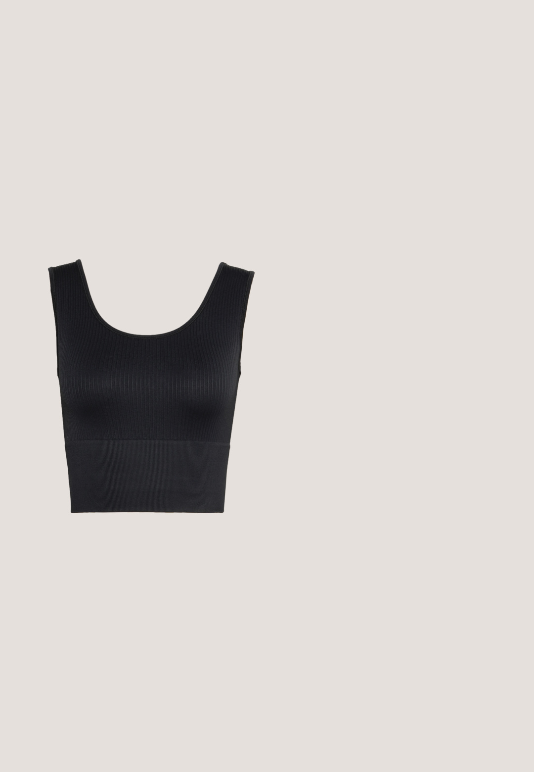 By Malene Birger ESSENTIALS JAZMIN - Bluse - svart; Sorte leggings lavet af glat stof, med høj talje og subtil branding på forsiden. Leggings har en slank, tætsiddende pasform.; Sorte flip-flops med minimalistisk design, der har tynde stropper og en flad sål. Materialet ser ud til at være plast med en glat overflade.; Sorte rektangulære solbriller med brune linser, tyk ramme og flade stænger med branding på siden. Glat tekstur med en blank finish.; Sort stof tote bag med et unikt V-formet design og en glat overflade. Har et kort håndtag med minimalistisch hardware detaljer.; Sølv hoop øreringe med en glat, poleret finish. Cirkelformet og minimalistisk design med en åbning på den ene side.