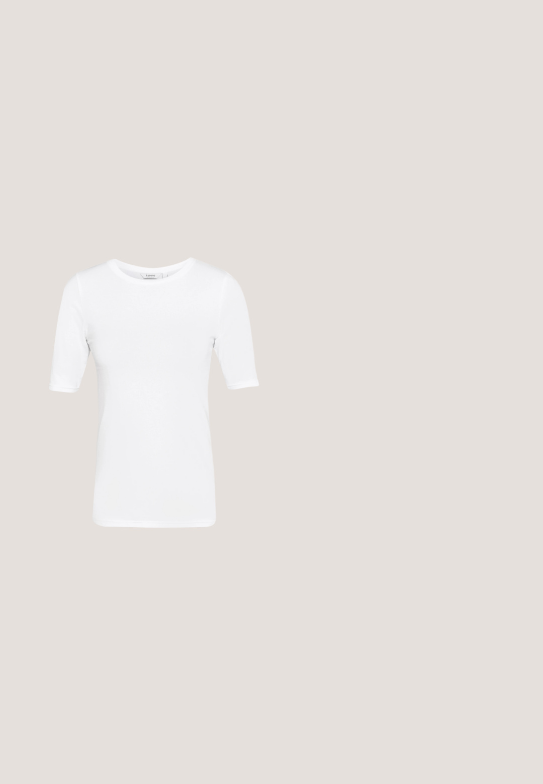 Witte, lichte, stretch-vriendelijke t-shirt met een ronde halslijn en korte mouwen, met een gladde textuur en zonder zichtbare patronen.; Lichtblauwe denim rok met voorsplit, rafelige zoom, ceintuurlussen, knoopsluiting en voorzakken.; Witte canvas sneakers met een laag ontwerp, ronde neus, zes veteropeningen en een gestructureerde rubberen zool. Gladde materialen met minimale accenten.; Zwarte oversized zonnebril met een kattenoogvorm, donkere getinte lenzen en een glanzend plastic montuur. Beschikt over dikke tempels voor extra ondersteuning.; Zwart leren handtas met een driehoekige vorm, schuine klep en een ronde handgreep. Heeft een gladde textuur en minimalistische ontwerpelementen.; Gouden creolen met een gladde, gepolijste afwerking. Ronde vorm, middelgrote maat, met een veilige sluitmechanisme.