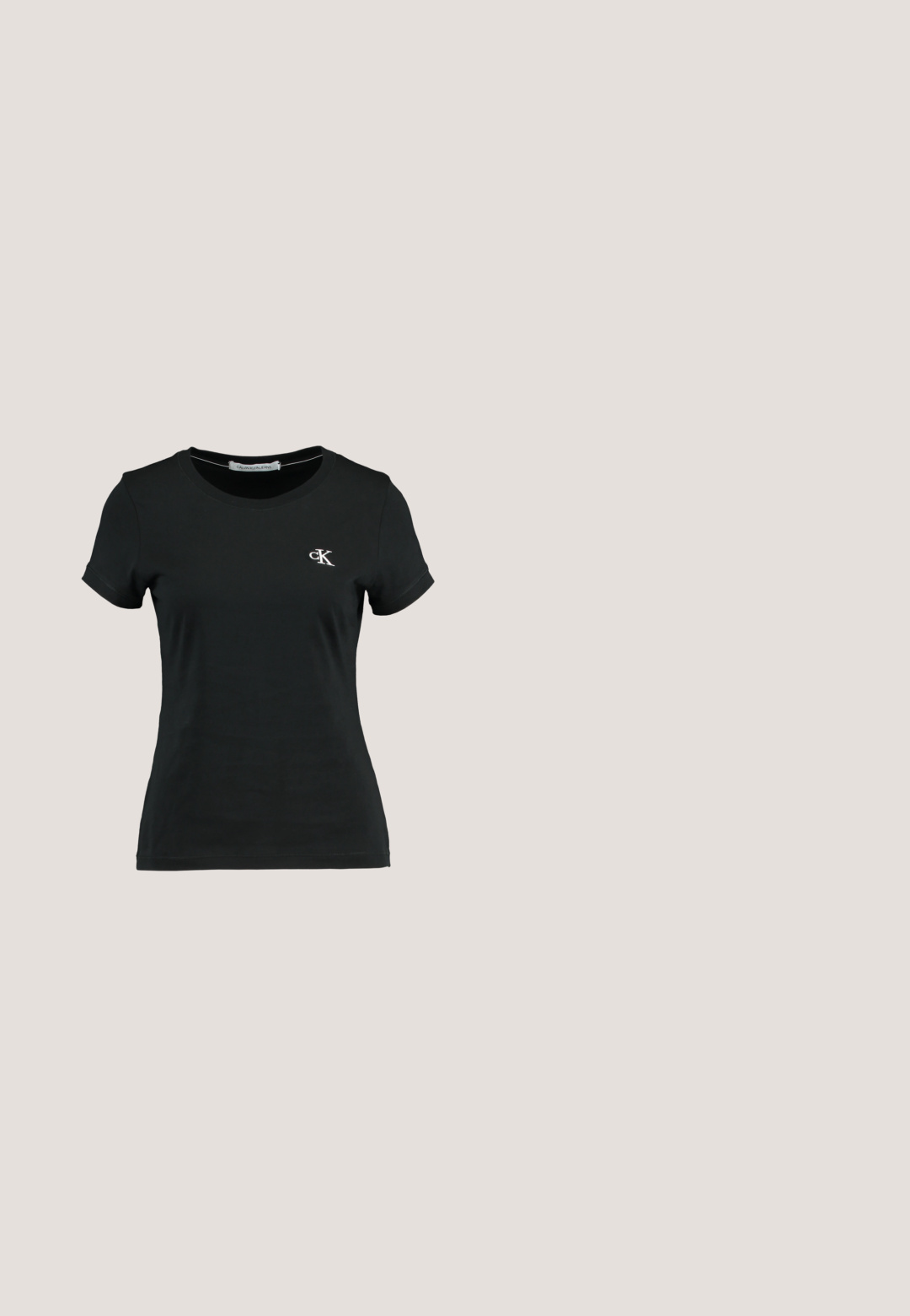 Sort kortærmet t-shirt lavet af bomuld, med rund halsudskæring og et lille hvidt "ck" logo på venstre bryst.; Slank jeans i mellemblå denim med høj talje, glat tekstur, to forlommer og en enkelt baglomme.; Sort læder Calvin Klein slip-on mule med blokhæl, der hviler på trætøj udendørs nær en grøn plante og en grå væg.; Sorte firkantede solbriller med gradient grå linser. Blank ramme med rene linjer. Sølvlogo-aksecent på stængerne.; Sort rektangulær Calvin Klein håndtaske med enkelt toprem, sølvlogo vedhæng og lille klaplukning foran.; Sølv hoop-øreringe med en poleret finish, der har en cirkulær form og en hængslet lukning. Glat tekstur med minimal detaljering.