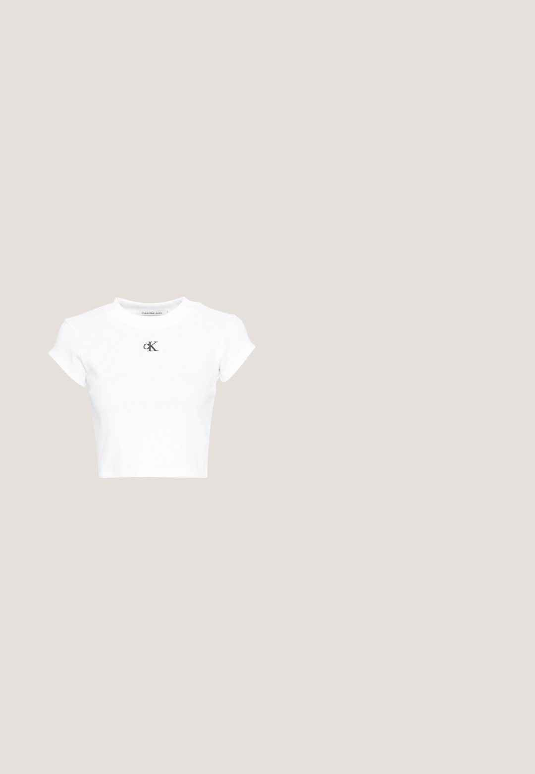 T-shirt blanc court en tissu côtelé. Présente un col rond et des manches courtes. Logo "cK" brodé noir sur la poitrine.; Jeans noirs taille haute slim avec bouton sur le devant, passants de ceinture et design à cinq poches sur fond blanc.; Sandale à plateforme compensée noire avec bout fermé en tissu et semelle haute et solide sur un fond clair uni.; Lunettes de soleil noires carrées avec des verres gris dégradés. Montures brillantes avec des lignes épurées. Accent logo argenté sur les branches.; Sac seau en cuir noir avec cordon de serrage en haut et logo blanc "cK" sur le devant, doté d’une bandoulière réglable.; Boutons de manchette carrés en argent avec une finition polie, présentant les lettres gravées "CK" d'un côté et un détail arrondi sur le dessus.