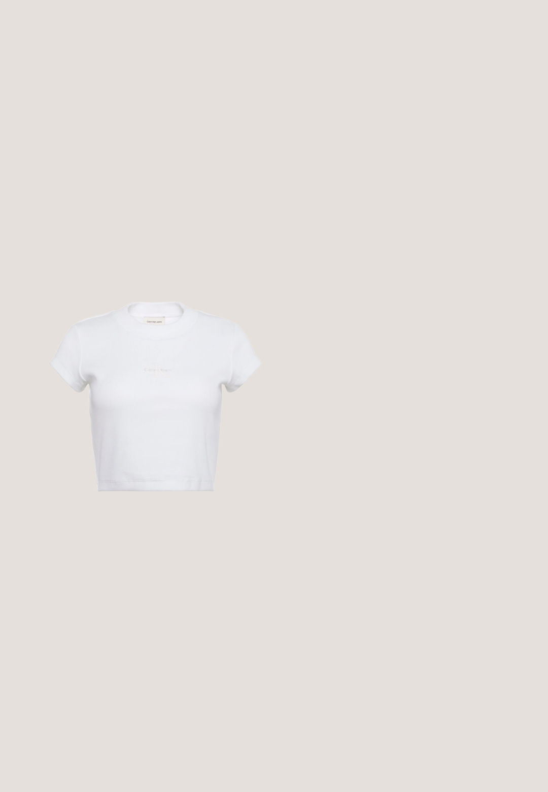 Valge lühikese varrukaga lühike t-särk soonilise tekstuuriga. Omadusteks on ümara kaelusega ja esiküljel hele "Calvin Klein" logo.; Mustad kõrge vöökohaga leggingsid, millel on eesreie ja alumiste jalgade piirkonnas poolläbipaistvad võrgusilmast paneelid, sujuv disain, kinnitatud siluett.; Mustad mustad sussid, millel on valge kummist tald, ümar varvas ja külgedel "CK" logo. Kinnitatud disain kindla istuvuse tagamiseks.; Mustast reljeefse nahaga käekott, millel on hõbedane ketipael ja esiklapil geomeetriline hõbedane kinnitus.; Kaks läikivat kuldset rõngast kõrvarõngast, millel on kõver disain ja oranžid aktsendid posti lähedal, valge tausta taustal.; Must lai vöö perforatsiooniga mustriga ja hõbedase tooniga pandlaga, mis on kujundatud stiliseeritud initsiaalide kujul, kuvatud valgel taustal.