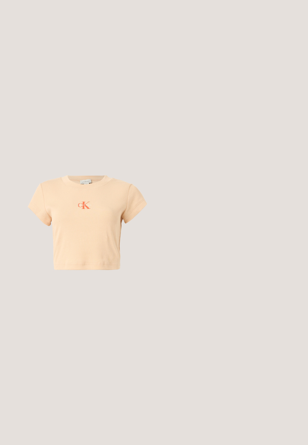 Svetloružový krátky crop top s krátkymi rukávmi vyrobený z rebrovanej bavlny, s centrálnym logom v tmavšej oranžovej farbe a minimálnymi detailmi šitia.; Modré džínsy s priliehavým strihom, rovnými nohavicami a miernym vyblednutím. Obsahujú päť vreciek a zips s gombíkovým zapínaním.; Béžové lodičky s vysokým opätkom, zdobené krúteným koženým remienkom, otvorenou špičkou a reliéfnym logom. Päta má čierny detail na konci.; Obdĺžnikové svetlé broskyňové slnečné okuliare s hrubými rámami a zodpovedajúcimi tónovanými sklami na jednoduchom svetlom pozadí.; Malá biela kabelka v tvare polmesiaca s krátkym remienkom, zapínaním na zips a čiernym logom "cK" na prednej strane.; Pár zlatých textúrovaných kruhových náušníc s tenkými puzdrami na bielom pozadí.