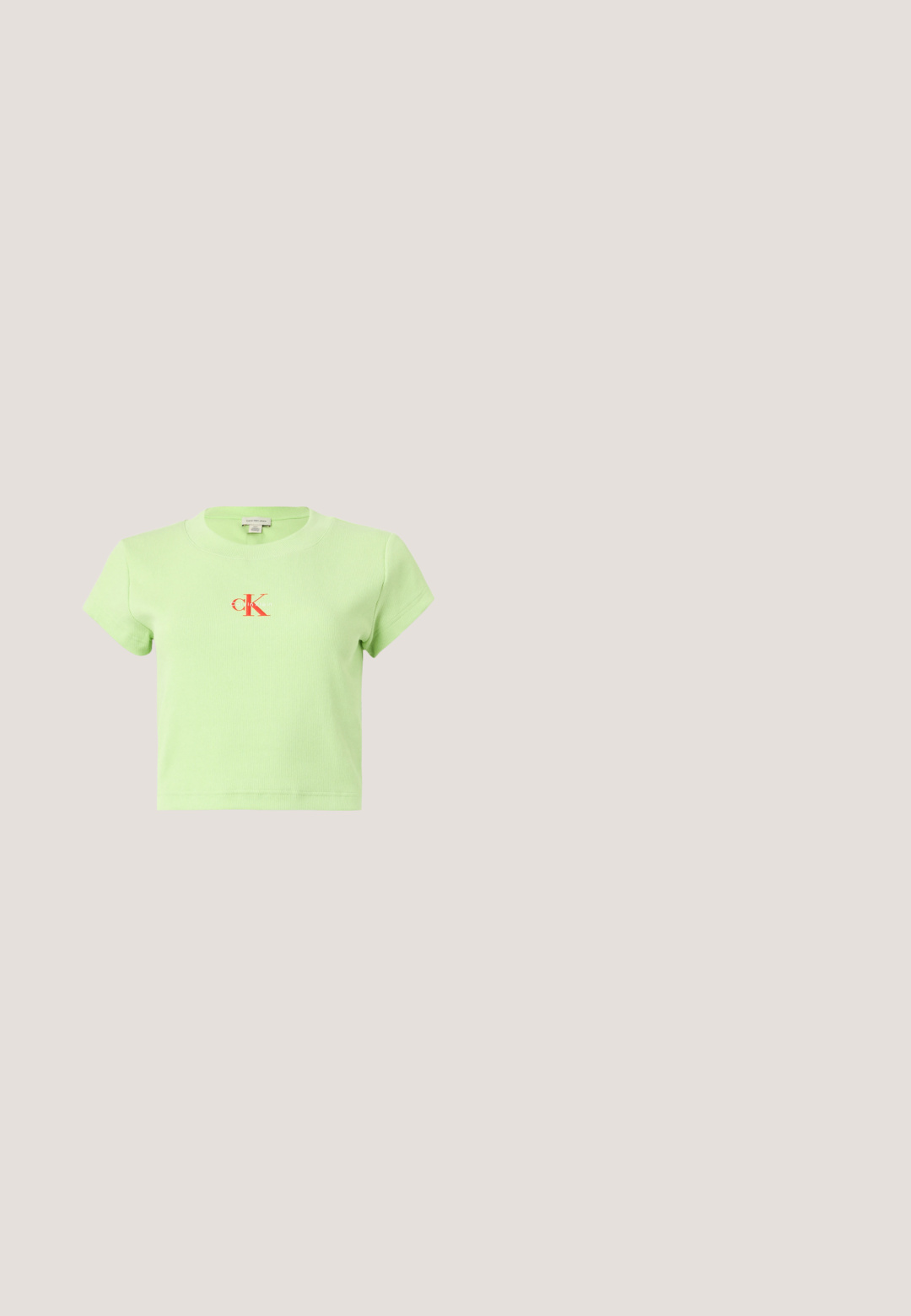 Lichtgroene, geribbelde katoenen t-shirt met een ronde halslijn en korte mouwen. Heeft een centraal rood "CK" logo ontwerp.; Lichtblauwe uitlopende jeans met een hoge taille, voorzien van vijf zakken, een knopen sluiting en een soepele denim textuur. De rand is netjes gestikt.; Bruine leren Calvin Klein mule met hak die boven houten tegelvloer zweeft met een vervaagde groene plant en muur op de achtergrond.; Rechthoekige lichtperzikkleurige zonnebril met dikke monturen en bijpassende getinte glazen op een effen lichte achtergrond.; Witte rechthoekige Calvin Klein handtas met enkele handgreep, minimalistisch ontwerp en decoratieve kwastjes met geometrische metalen hanger aan de zijkant.; Een paar glanzende oorringen in goudkleur met een lusvormige, gedraaide en verstrengelde ontwerp, afgebeeld op een eenvoudige witte achtergrond.