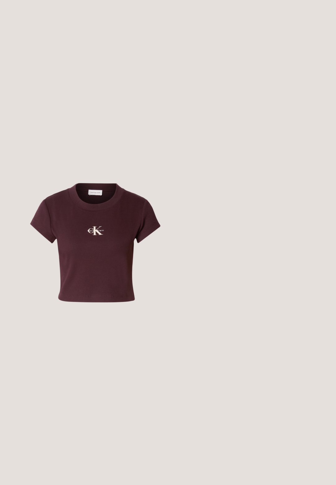 Camiseta corta burdeos de tela acanalada con mangas cortas. Presenta un logo blanco de Calvin Klein centrado en el pecho.; Jeans acampanados de mezclilla azul claro con cintura alta, costuras en contraste, bolsillos frontales y un sutil efecto de desgaste hacia el dobladillo.; Zapatilla de piel beige con punta redonda, suela de plataforma blanca y cordones marrones. Presenta un pequeño logo en el lateral. Diseño minimalista.; Gafas de sol rectangulares color melocotón claro con montura gruesa y lentes tintadas a juego sobre un fondo claro y liso.; Bolso bandolera rectangular de piel marrón oscuro con el logo "cK" en relieve en la parte frontal y una cremallera dorada en un lateral.; Collar de cadena delgada de plata con un pequeño colgante redondo de plata, asegurado con un cierre de langosta sobre un fondo blanco liso.