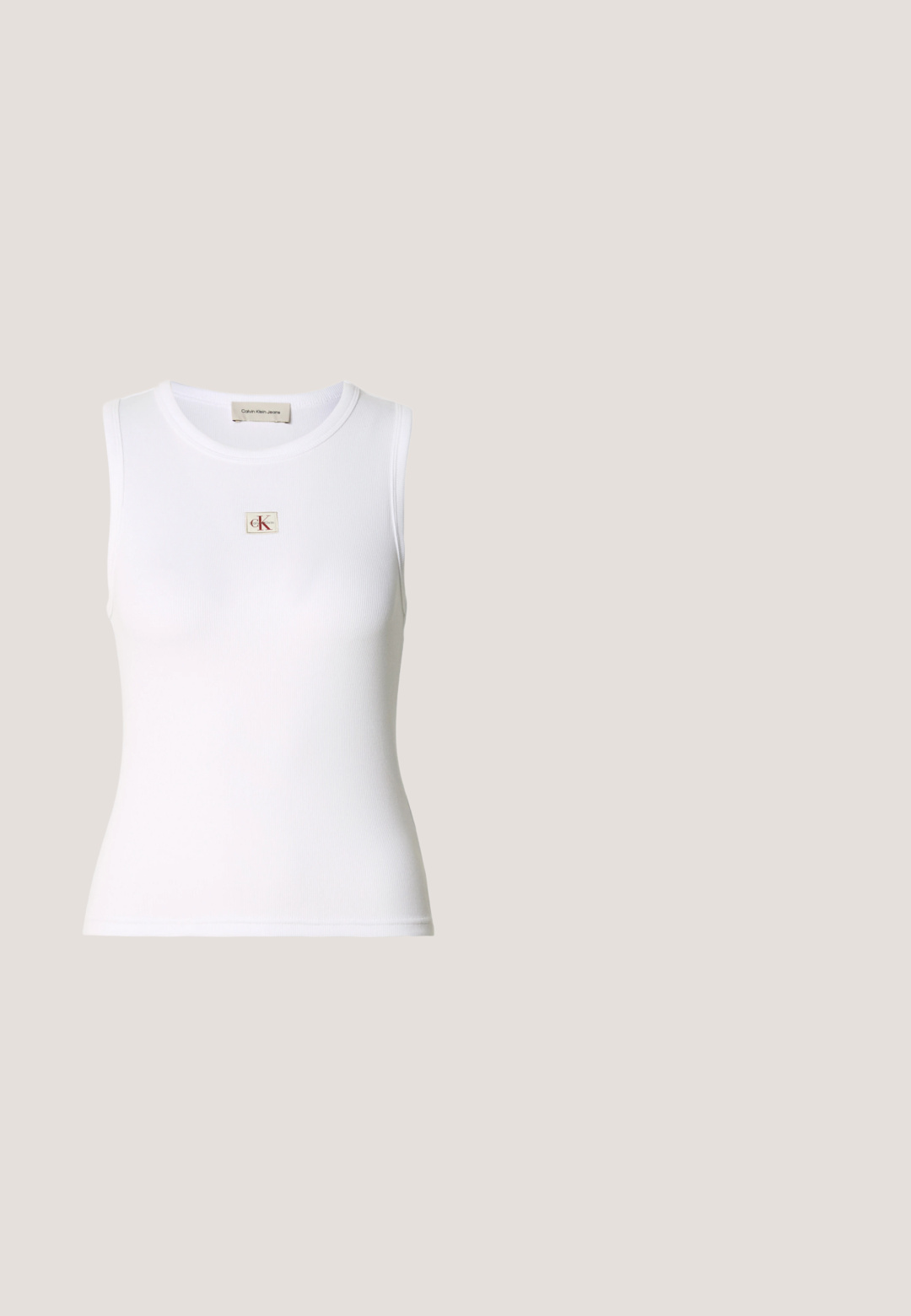 Hvid ribbet ærmeløs top med Calvin Klein Jeans-mærke på brystet og indvendig nakkemærke.; Sorte denimjeans med bred ben-design, der har en klassisk fem-lomme stil, knaplukning og diskret falmning.; Sort læder Calvin Klein slip-on mule med blokhæl, der hviler på trætøj udendørs nær en grøn plante og en grå væg.; Sorte sekskantede solbriller med gradientlinser, med en glat overflade og diskret branding på stængerne. Holdbar plastkonstruktion.; Sort nylon håndtaske med et puffet design, rund skulderrem, frontlomme med lynlås og et subtilt logo prentet på forsiden.; Par af sølvtonede metale øreringe med abstrakt sammenflettet løbedesign på hvid baggrund.