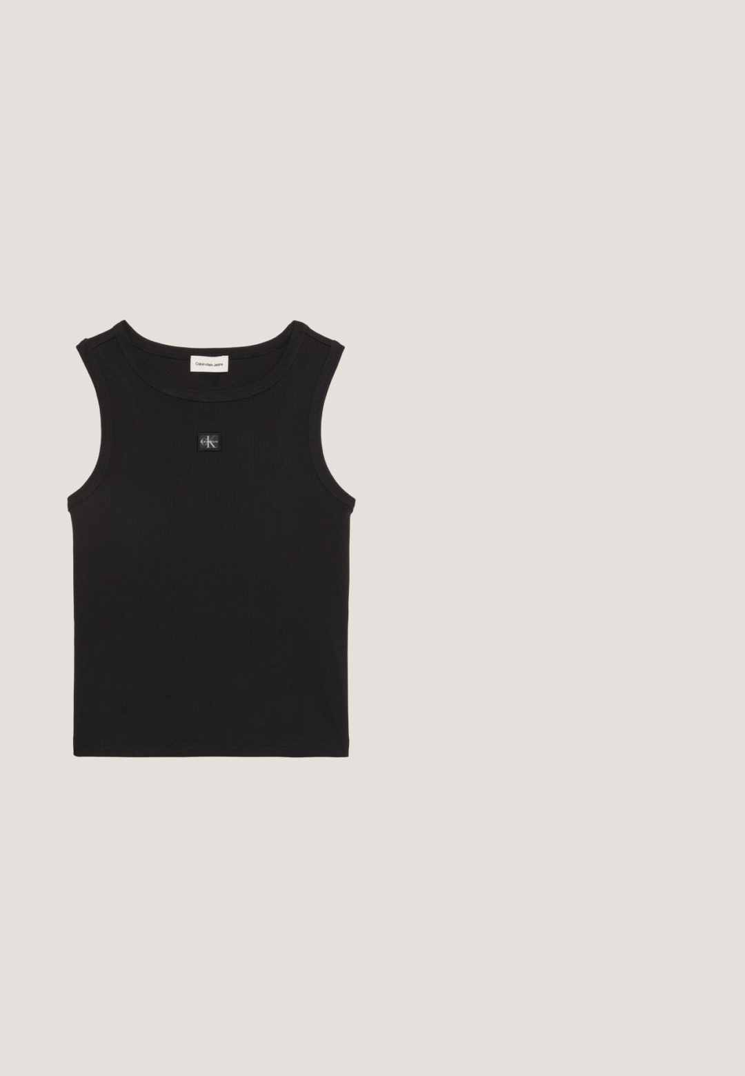 Zwarte geribbelde mouwloze top met ronde hals, Calvin Klein Jeans label aan de binnenkant van de kraag en een klein CK-logo applicatie op de borst.; Zwarte denim jeans met een wijd pijpdesign, voorzien van de klassieke vijf-pocket stijl, knoopsluiting en subtiele vervaging.; Zwarte leren Calvin Klein slip-on mule met blokhak rustend op houten tegels buiten, vlak bij een groene plant en een grijze muur.; Zwarte rechthoekige zonnebril met dikke glanzende monturen en donker getinte glazen, geïsoleerd op een witte achtergrond.; Zwarte leren bucketbag met koordsluiting aan de bovenkant en wit "cK" logo aan de voorkant, met een verstelbare schouderband.; Zilveren metalen hoepel oorbellen met een gestructureerd ontwerp, voorzien van een kleine post achter en branding op een van de hoepels. Ronde vorm met een gepolijste afwerking.