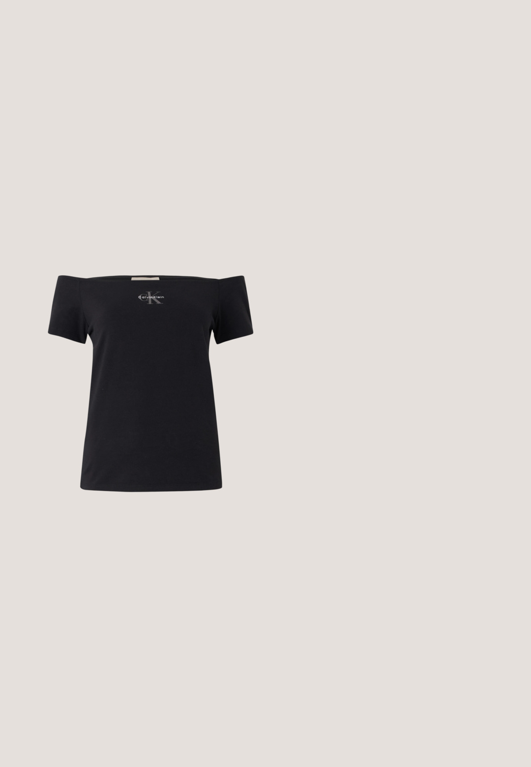 Čierne tričko s odhalenými ramenami vyrobené z bavlny s krátkymi rukávmi. Na prednej strane je malé šedé logo Calvin Klein.; Modré džínsy s priliehavým strihom, rovnými nohavicami a miernym vyblednutím. Obsahujú päť vreciek a zips s gombíkovým zapínaním.; Čierne kožené šľapky Calvin Klein s blokovým podpätkom, ktoré oddychujú na drevených dlaždiciach vonku blízko zelenej rastliny a šedej steny.; Čierne oversized slnečné okuliare s geometrickým tvarom, s tmavými šošovkami a kontrastným šedým detailom na ráme. Logo na mostíku.; Čierna kožená bucket taška so sťahovacou šnúrkou na vrchu a bielym logom "cK" na prednej strane, vybavená nastaviteľným ramenným popruhom.; Strieborné kovové náušnice v tvare kruhu s textúrovaným dizajnom, s malým zarážacím zapínaním a logom na jednom kruhu. Zaoblený tvar s lesklým povrchom.