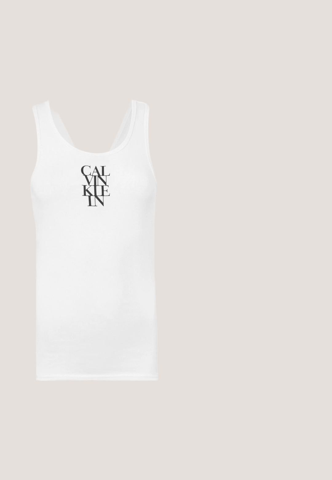 Witte tanktop met een ronde hals, gemaakt van katoen. Voorzien van verticale zwarte tekst "CALVINKLEIN" in een vette seriflettertype.; Lichtblauwe denim jeans met een rechte pijp, vijf zakken, riemlussen en een ritssluiting. De stof heeft een subtiele textuur.; Zwarte laklederen sandaal met hakken, dunne gekruiste bandjes en een slanke, middelhoog stilettohak op een witte achtergrond.; Zwarte oversized zonnebril met een geometrische vorm, voorzien van donkere glazen en een contrasterend grijs detail op het montuur. Logo op de arm.; Zwarte leren schoudertas met gouden rits, met het verhoogde "cK"-logo op de voorkant en een enkele hengsel om te dragen.; Zilveren druppeloorbellen met gladde, ronde, reflecterende oppervlakken die hangen aan klapring-sluitingen. Achtergrond is puur wit.