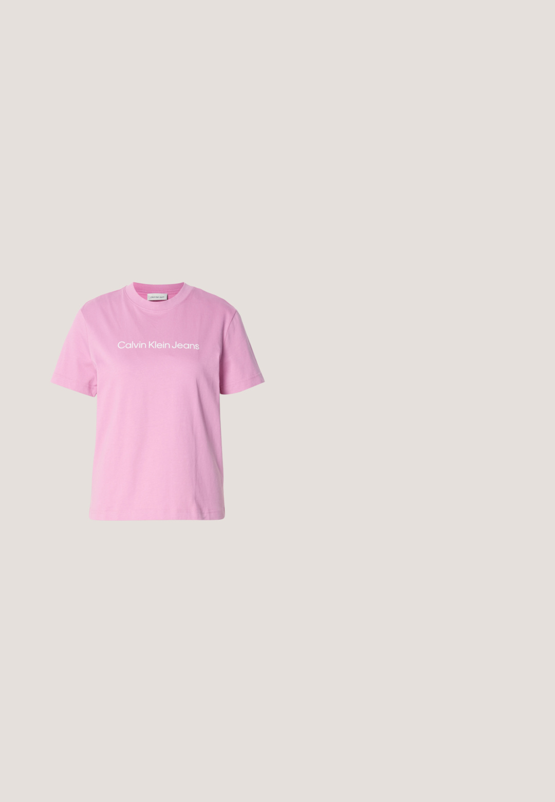 Lyserød bomulds t-shirt med korte ærmer og rund halsudskæring, med "Calvin Klein Jeans" trykt i hvidt på brystet.; Lysblå vide jeans lavet af denim, med en falmet tekstur og blomsterbroderi detalje på den nederste venstre ben.; Hvide lædersneakers med beige ruskindsdetaljer og hvide snøringer. Har en rund tå og en polstret sål for komfort.; Rektangulære lyse ferskenfarvede solbriller med tykke stel og matchende tonede linser på en ensfarvet lys baggrund.; Blød lyserød skuldertaske i halvmåneform med justerbar snorrem, metalstopper og diskret præget "cK" logo midt foran.; Calvin Klein SPIRAL - Armbånd - silver-coloured