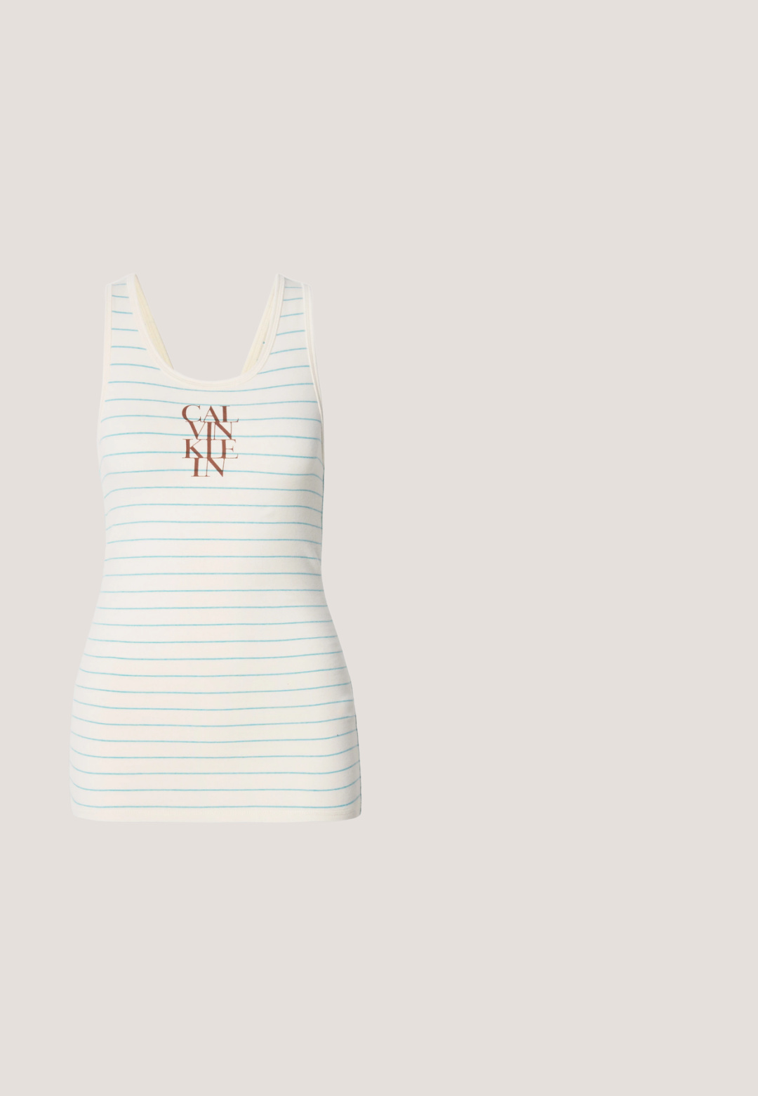 Top sin mangas hecho de tela color crema con rayas horizontales azules y un logo marrón "CALVIN KLEIN" centrado. Textura suave.; Falda midi de mezclilla azul claro con corte recto, bolsillos frontales y una cinturilla clásica con cierre de botón. Textura suave y ligeramente desgastada.; Sandalia blanca de tacón kitten con tiras y punta afilada, flotando sobre un suelo de baldosas de madera al aire libre, con un fondo desenfocado de plantas y pared.; Gafas de sol rectangulares color melocotón claro con montura gruesa y lentes tintadas a juego sobre un fondo claro y liso.; Pequeño bolso de mano de cuero beige con asa superior y logo plateado de CK en la solapa frontal, mostrado sobre un fondo blanco.; Par de pendientes de aro en tono dorado con pequeño detalle de aro en tono plateado en cada uno, expuestos sobre un fondo gris claro.