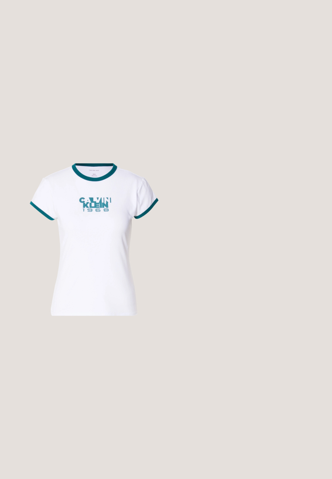 Biely tričko s krátkym rukávom s teal prúžkovaným golierom a manžetami. Na prednej strane sa nachádza logo "CALVIN KLEIN 1968" v teal farbe. Vyrobené z bavlny.; Svetlomodré džínsové nohavice, rovný strih, päťvreckový štýl, so zapínaním na predné gombíky a zips, s jemným vyblednutím a detailmi prešití.; Biela sandála na podpätku kitten s remienkami a zašpicatenou špičkou, lietajúca nad drevenou dlažbou vonku s rozmazaným pozadím rastlín a steny.; Čierne slnečné okuliare so štýlovým, uhlyzovaným dizajnom, tmavými sklami a kontrastným strieborným logom po stranách. Hladká plastová textura.; Malá béžová kožená kabelka s horným držadlom a strieborným logom CK na prednej chlopni, zobrazená na bielom pozadí.; Pár strieborných kovových náušníc s abstraktným prepletajúcim sa slučkovým vzorom na bielom pozadí.