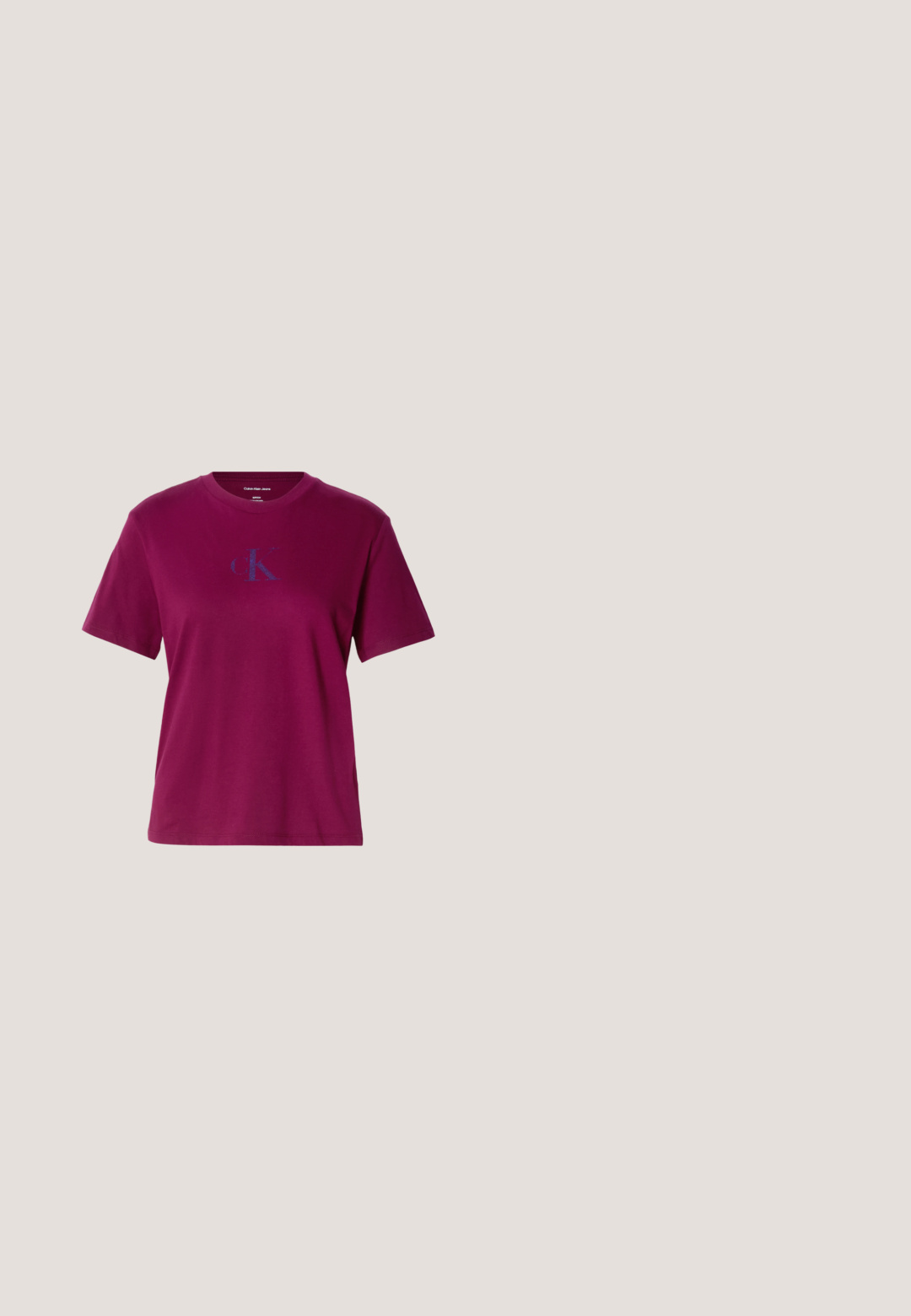 Magenta bavlnené tričko s okrúhlym výstrihom, krátkymi rukávmi a modrým logom na hrudi. Má voľný strih a hladkú textúru.; Svetlomodré džíny s vysokým pásom, širokým strihom, s miernym zošúchaním a kontrastným prešívaním; majú predné vrecká a zapínanie na gombík.; Biele plátené tenisky s hrubou bielou podrážkou, so strieborným kovovým akcentom na päte a jemným logom na boku.; Obdĺžnikové svetlé broskyňové slnečné okuliare s hrubými rámami a zodpovedajúcimi tónovanými sklami na jednoduchom svetlom pozadí.; Červená kožená kabelka na rameno so zlatým zipsom a nastaviteľným remienkom, logo Calvin Klein v strede vpredu.; Strieborný retiazkový náhrdelník s veľkými prepletenými oválnymi článkami usporiadanými do predĺženej slučky na bielom pozadí.