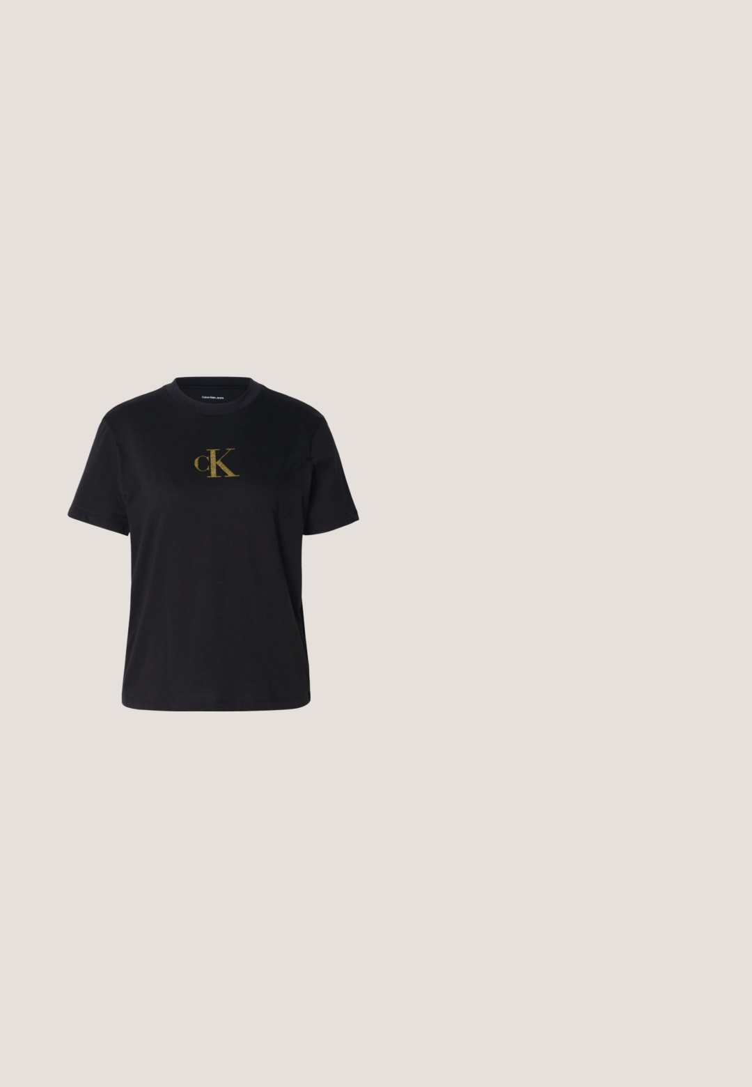 Zwart T-shirt met korte mouwen en een gouden glinsterend "cK"-logo in het midden van de borst, ronde hals en "Calvin Klein Jeans"-label aan de binnenkant van de kraag.; Zwarte denim jeans met een rechte pijp, voorzien van een knoopsluiting, koperen hardware-accenten en een subtiele textuur. Klassiek vijf-pocket ontwerp.; Zwarte leren enkellaars met een afgeronde vierkante neus, zijrits en stevige lage hak op een effen lichte achtergrond.; Zwarte vierkante zonnebrillen met gradiënt grijze lenzen. Glanzende monturen met strakke lijnen. Zilveren logo-accent op de veren.; Zwarte leren schoudertas van Calvin Klein met gouden rits en verstelbare band op een effen lichte achtergrond.; Zilveren metalen hoepel oorbellen met een gestructureerd ontwerp, voorzien van een kleine post achter en branding op een van de hoepels. Ronde vorm met een gepolijste afwerking.