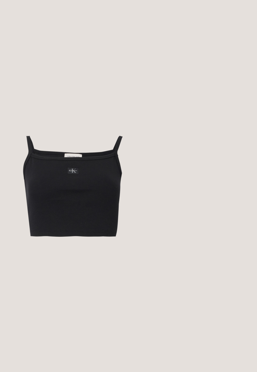 Top corto negro acanalado con tirantes delgados y un pequeño parche con el logo de Calvin Klein centrado en el pecho.; Falda midi de mezclilla en azul medio con corte recto, cierre delantero de botones, dos bolsillos laterales y costuras visibles para dar textura.; Sandalia plana negra con suela delgada acolchada y dos tiras estrechas sobre los dedos y la parte media del pie, mostrada de perfil sobre fondo blanco.; Gafas de sol negras de gran tamaño con una forma geométrica, que presentan lentes oscuros y un detalle gris contrastante en la montura. Logo en la pata.; Pequeño bolso blanco en forma de media luna con correa corta, cierre de cremallera y logo negro "cK" en el frente.; Calvin Klein SPIRAL - Pulsera - silver-coloured
